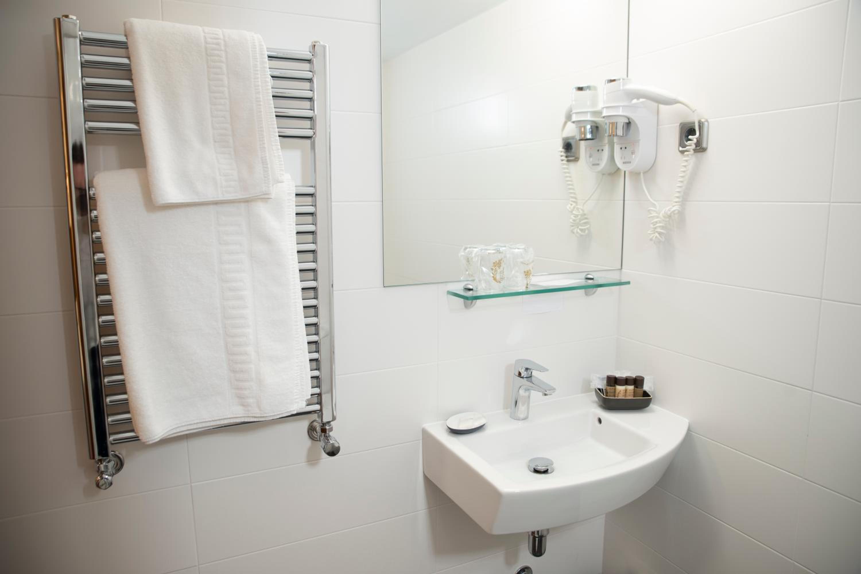 Classic Double or Twin Room - Photo 9