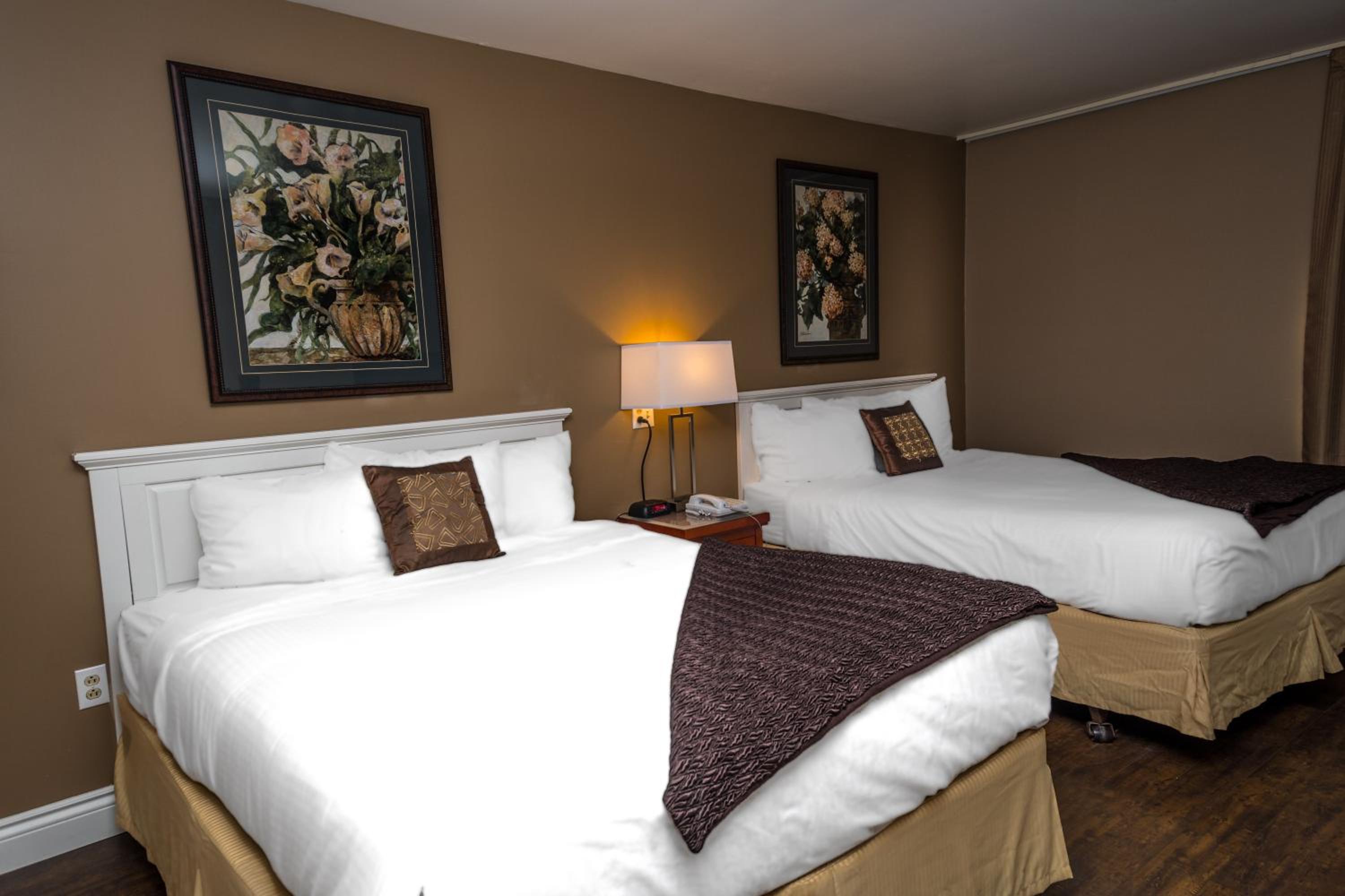 Quadruple Room with Two Queen Beds - Non Smoking photo 3