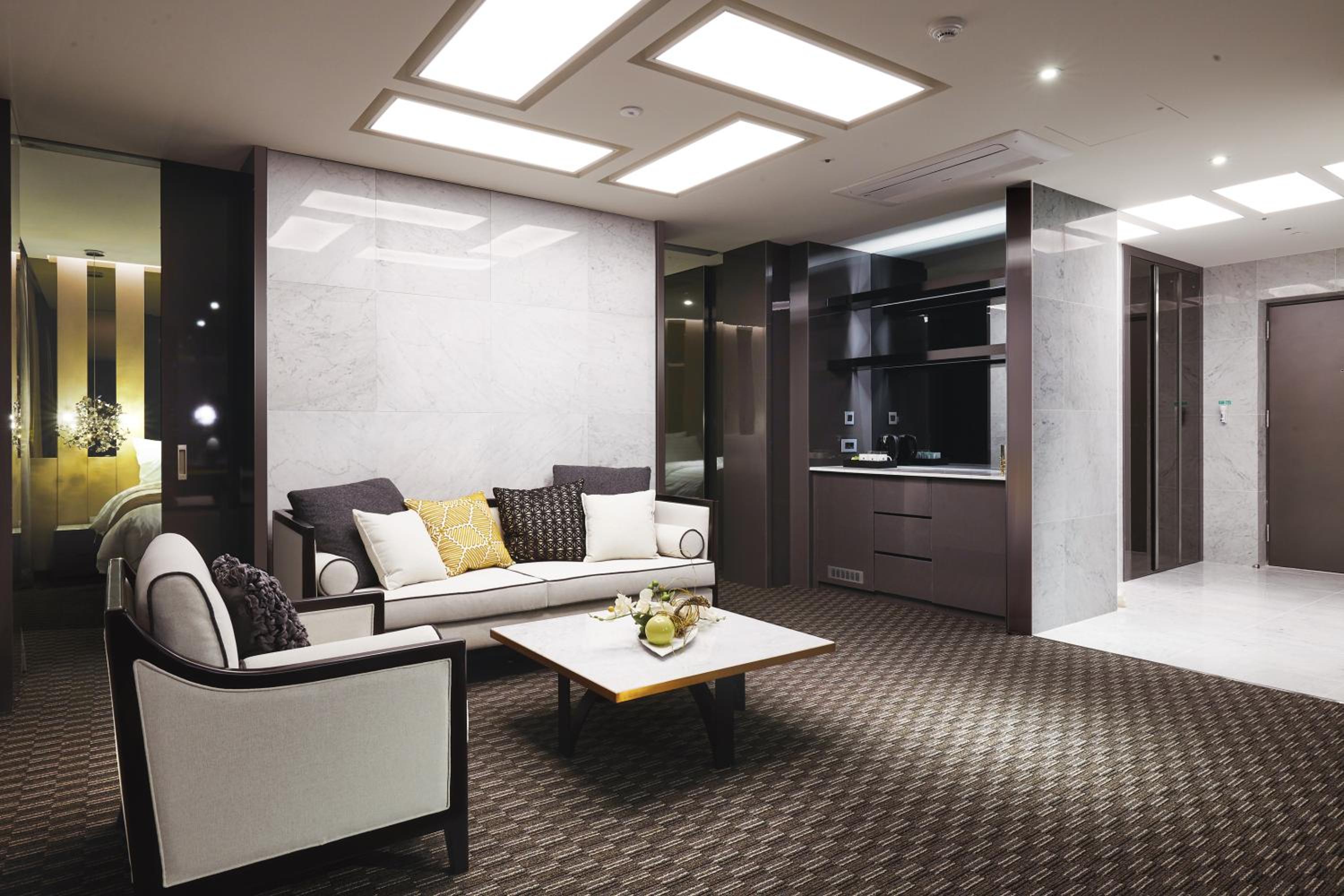 Executive Suite - Photo 4