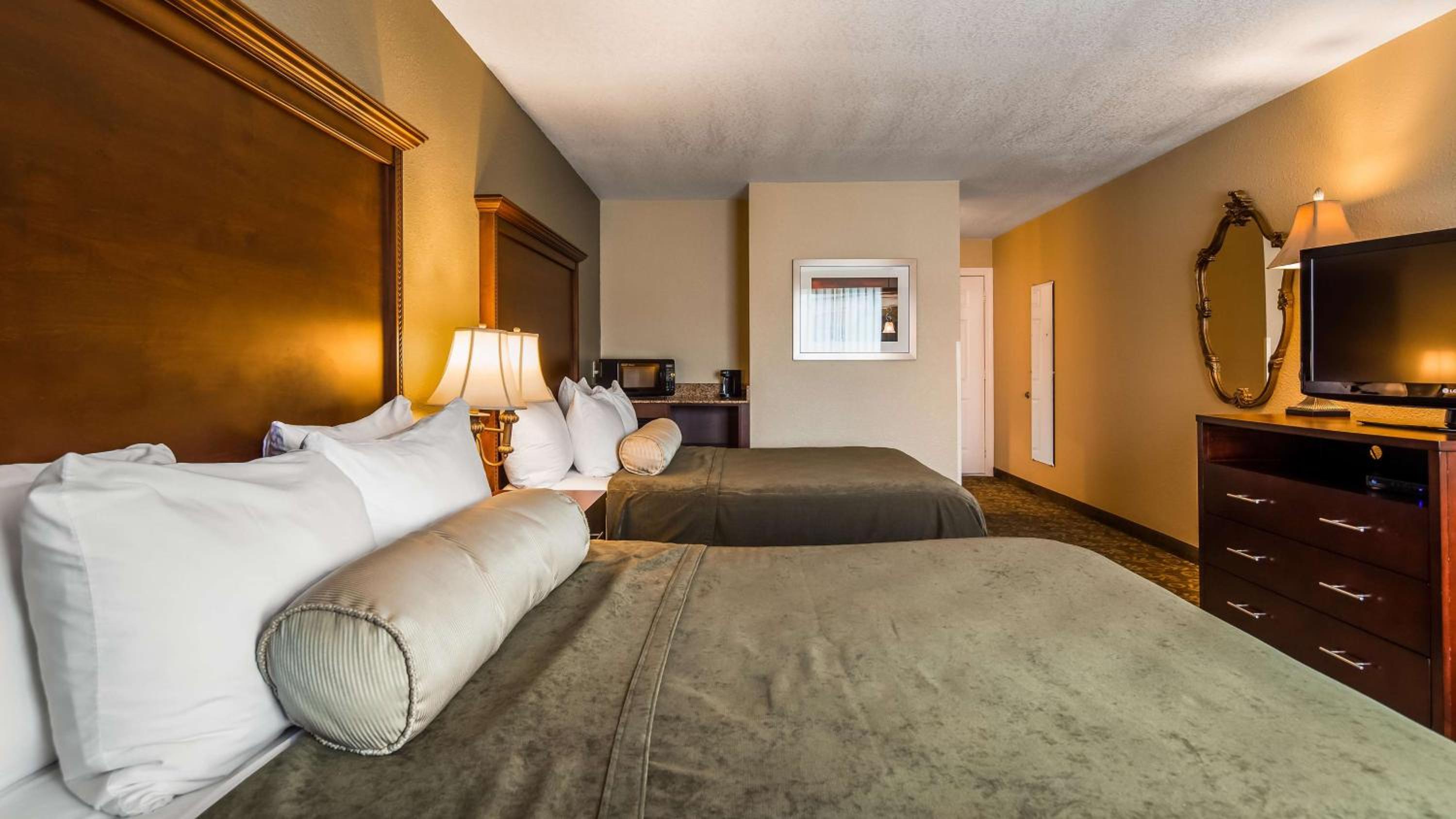 Queen Suite with Two Queen Beds - Non-Smoking photo 1