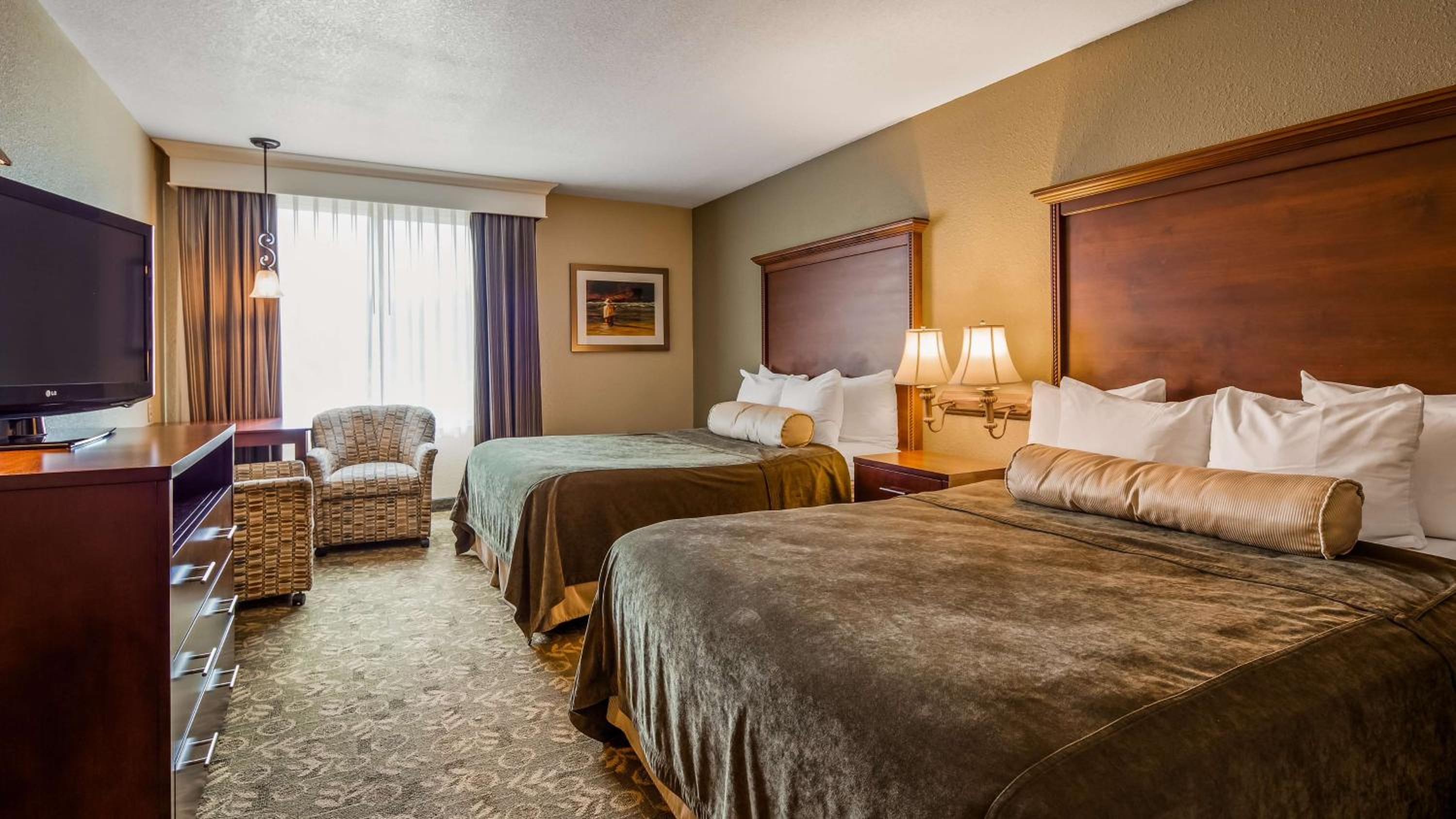 Queen Suite with Two Queen Beds - Non-Smoking photo 2