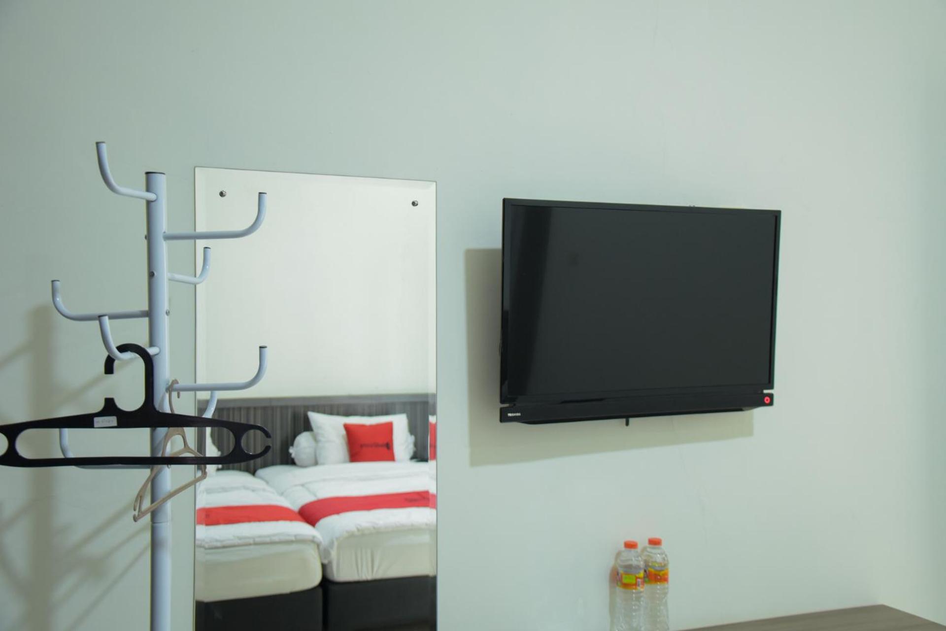 Family Room - Photo 3