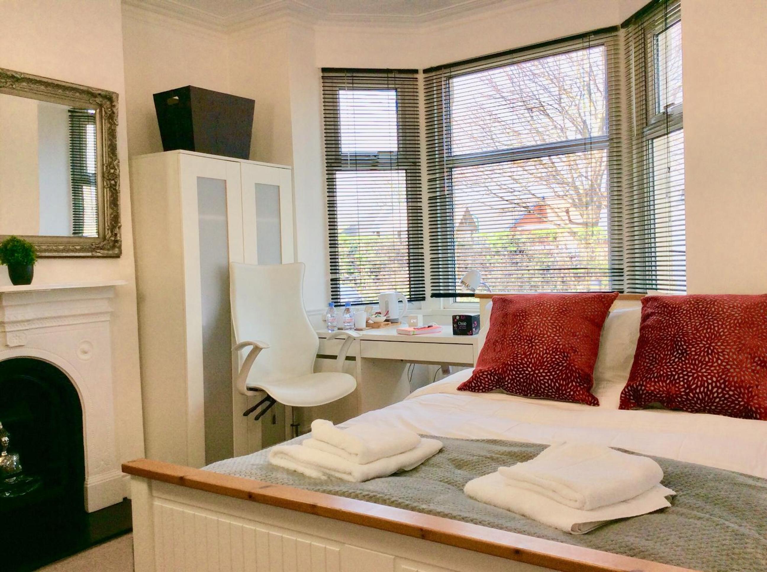 Deluxe Double Room with Bay Window & Street View - Photo 1