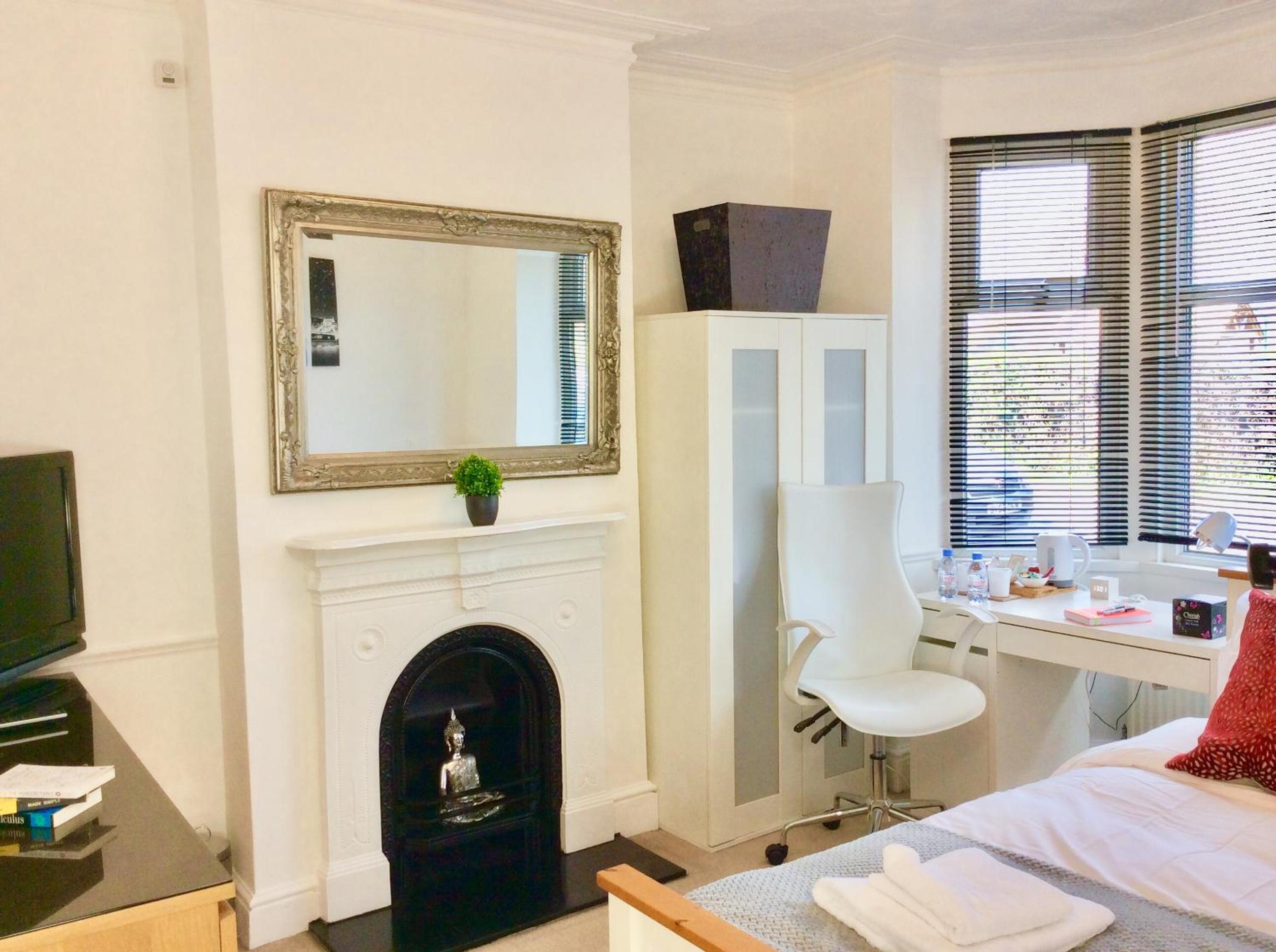 Deluxe Double Room with Bay Window & Street View - Photo 2