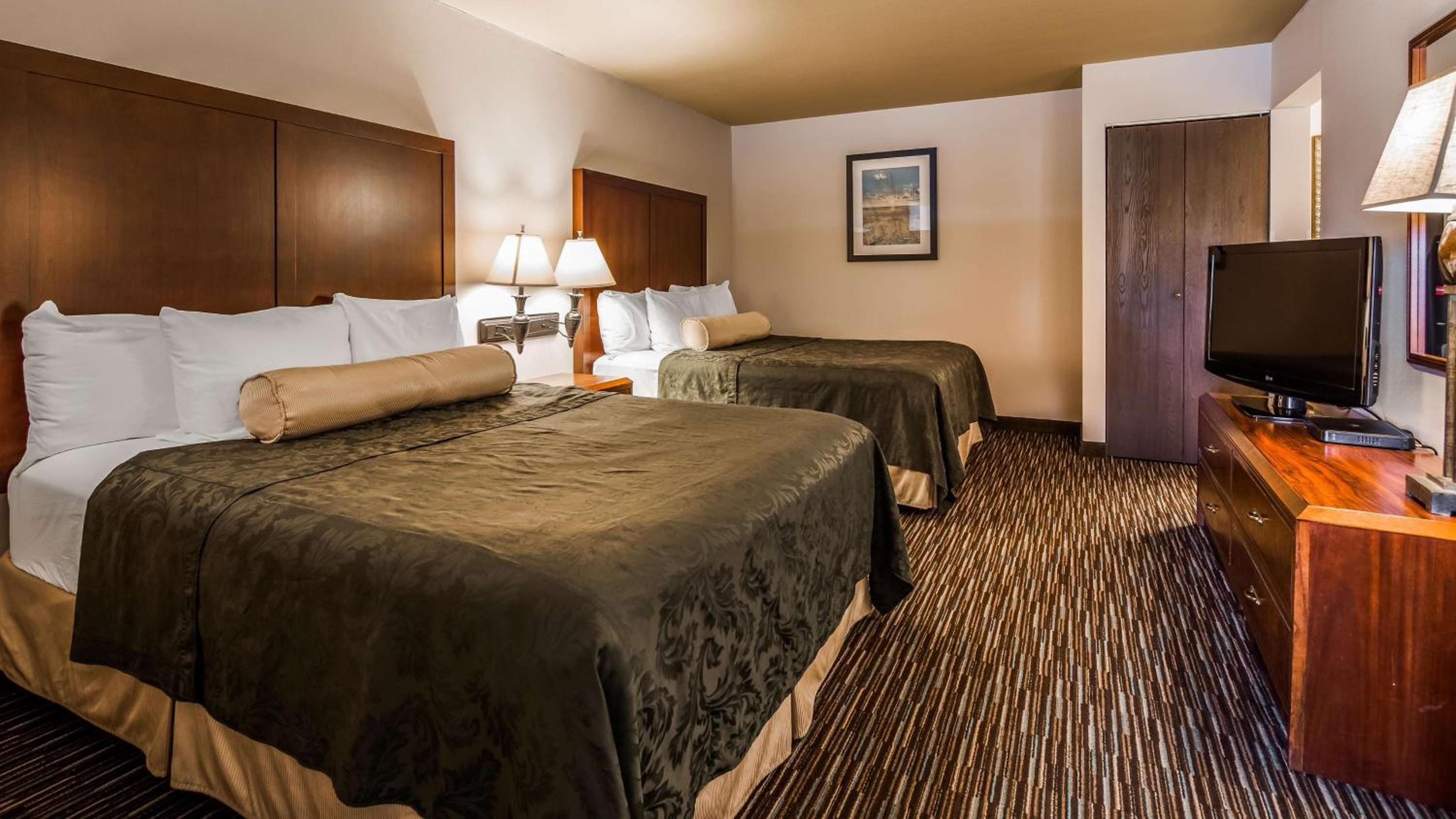 Queen Room with Two Queen Beds - Disability Access/Bath Tub photo 3