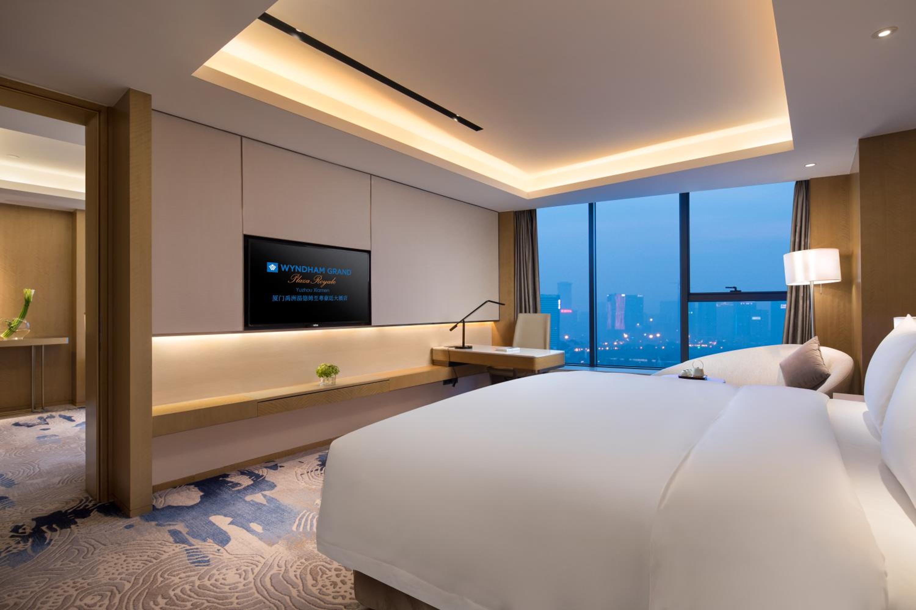 Deluxe City View Suite  - Photo 4
