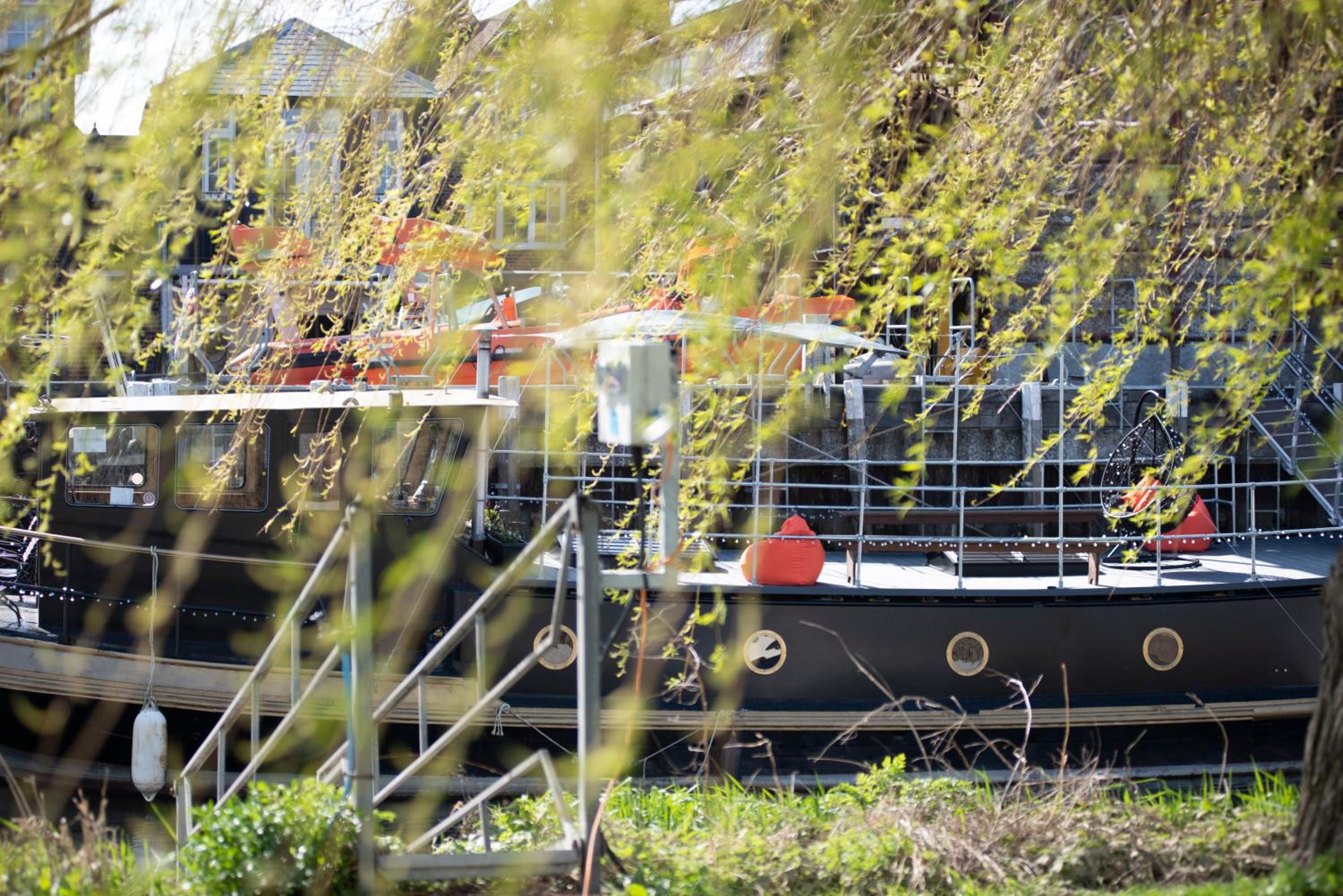 One-Cabin Boat - Photo 3