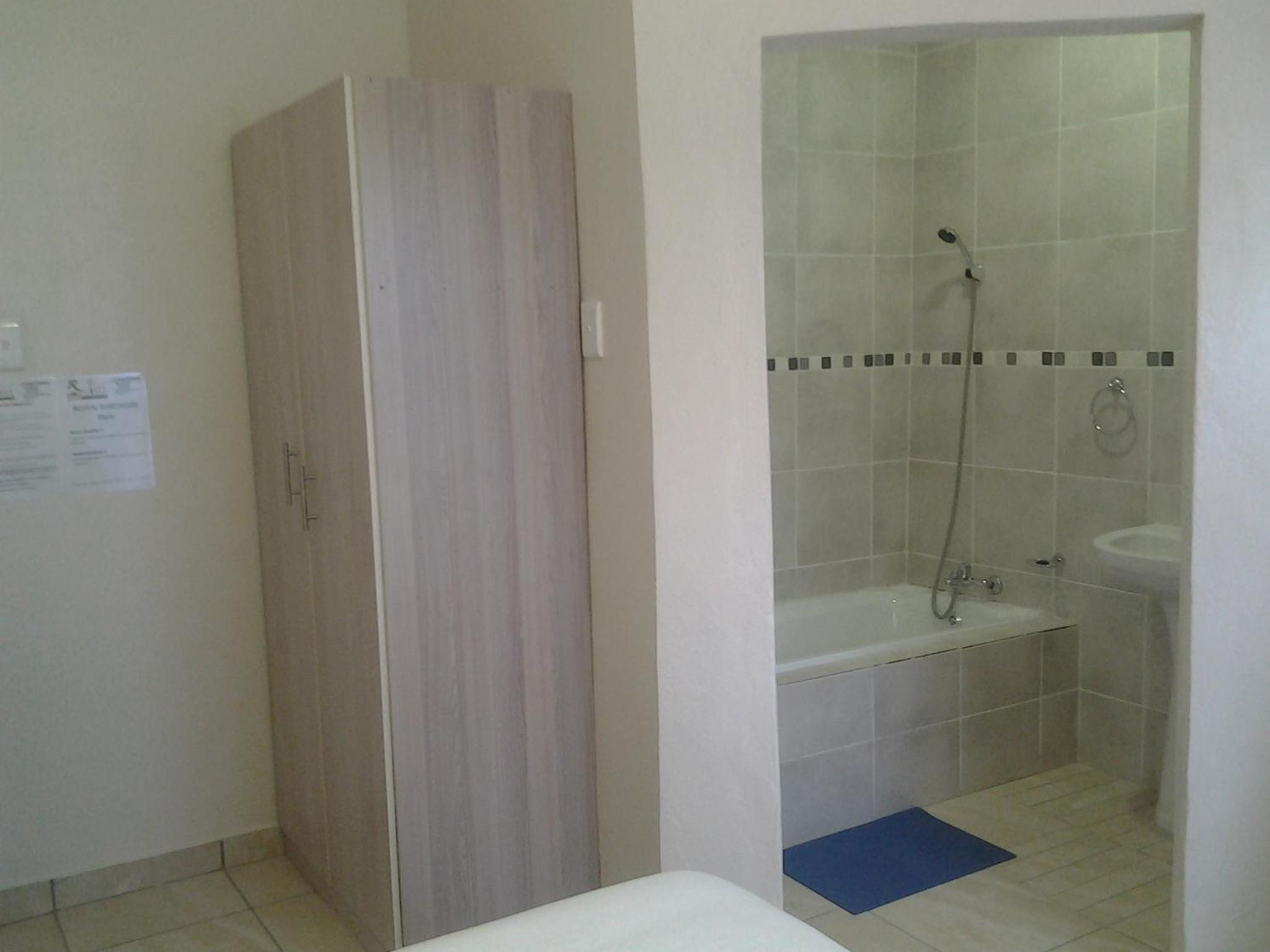 Double Room with Shared Bathroom photo 2