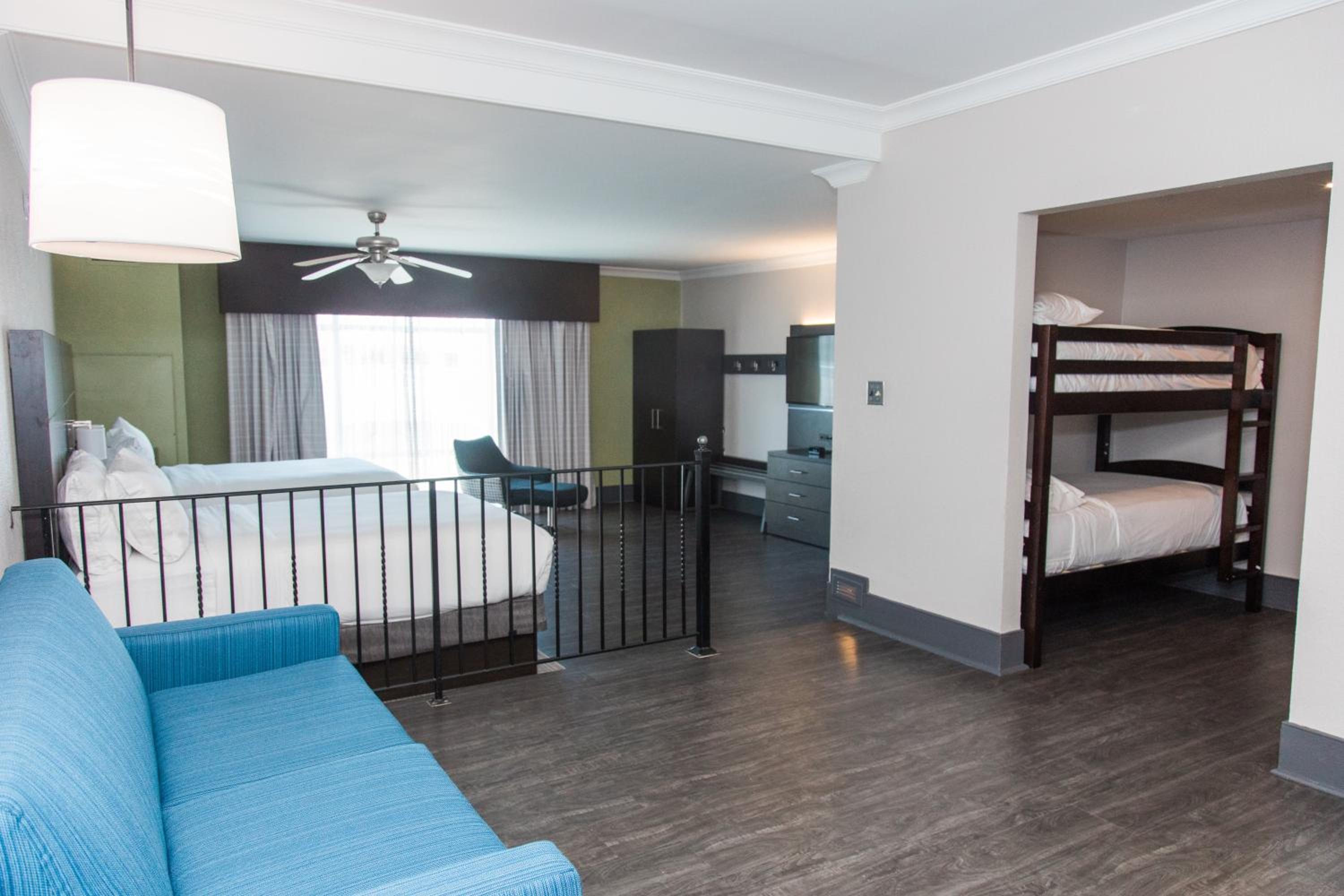Queen Suite with Bunk Bed