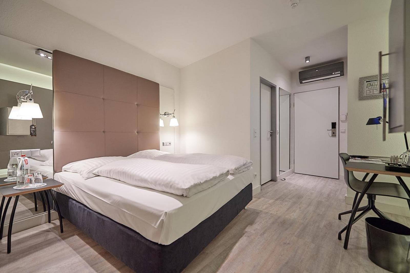 Standard Double Room - Photo 12