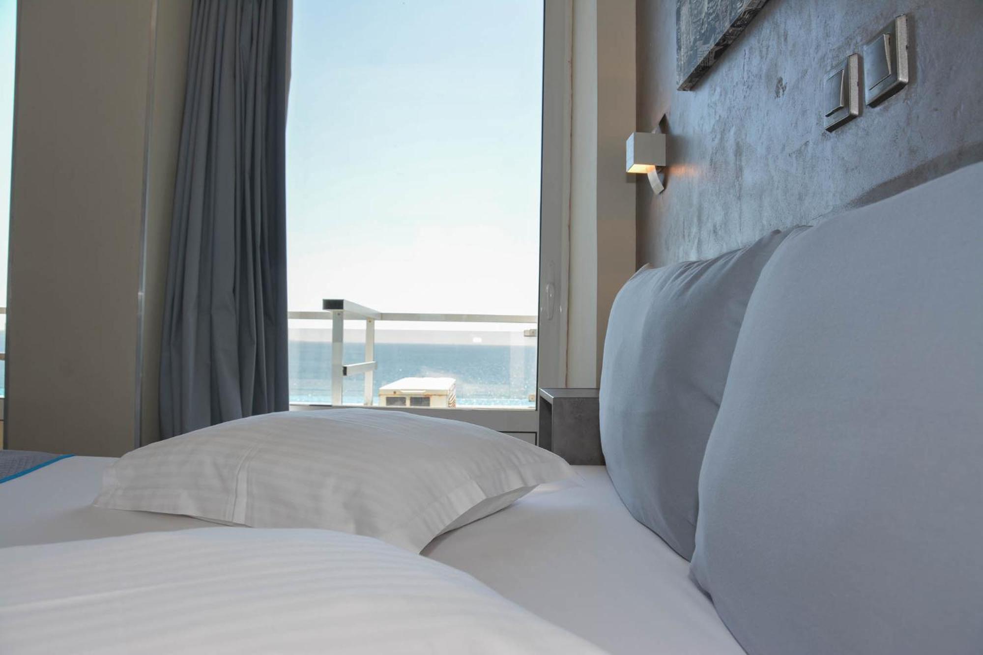 Double Room with Extra Bed and Sea View photo 2