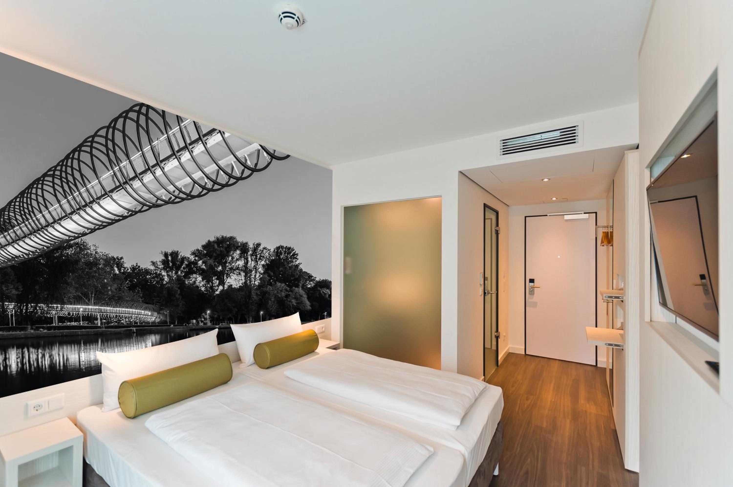 Standard Accessible Room - Photo 1