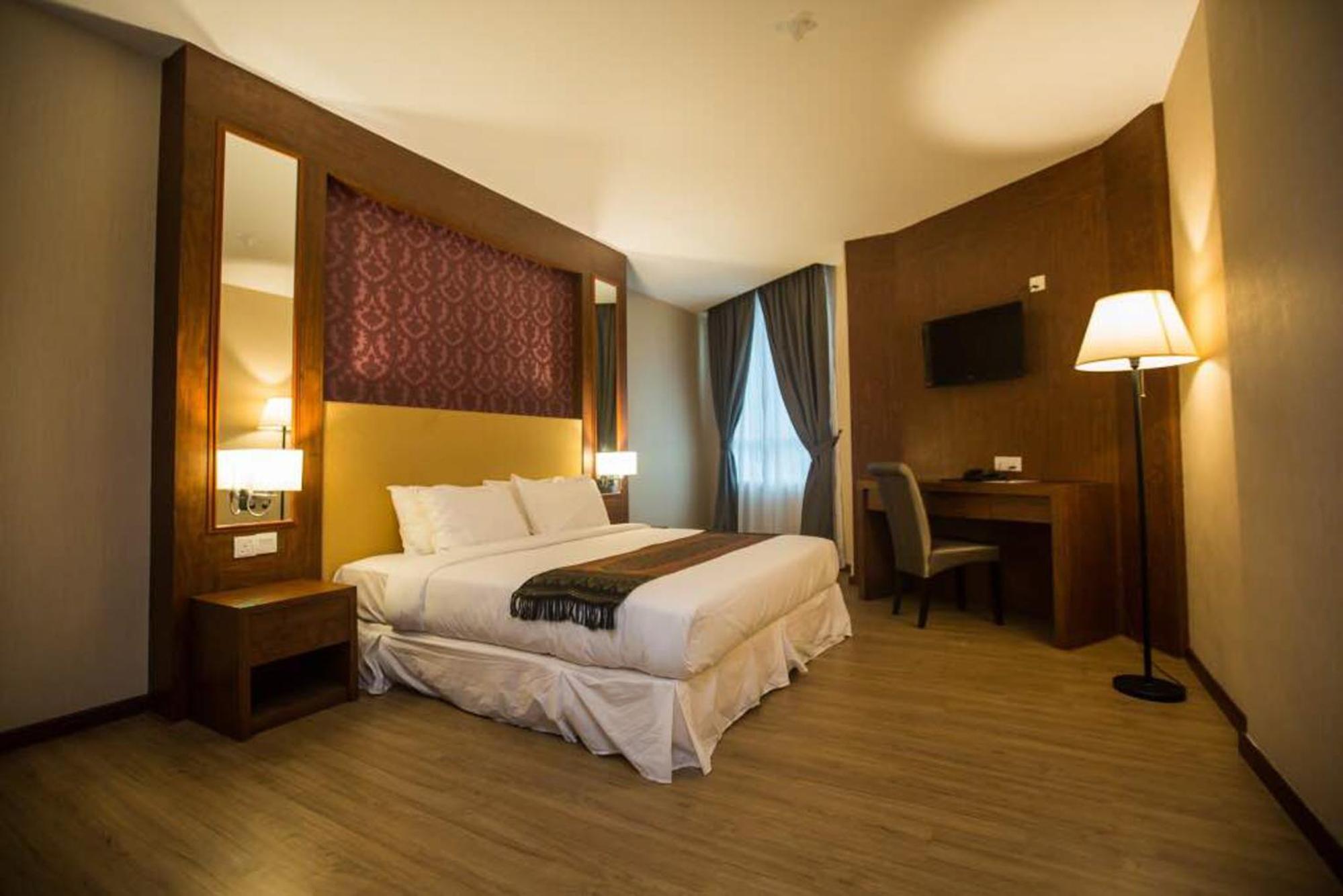 Deluxe King Room - Photo 2