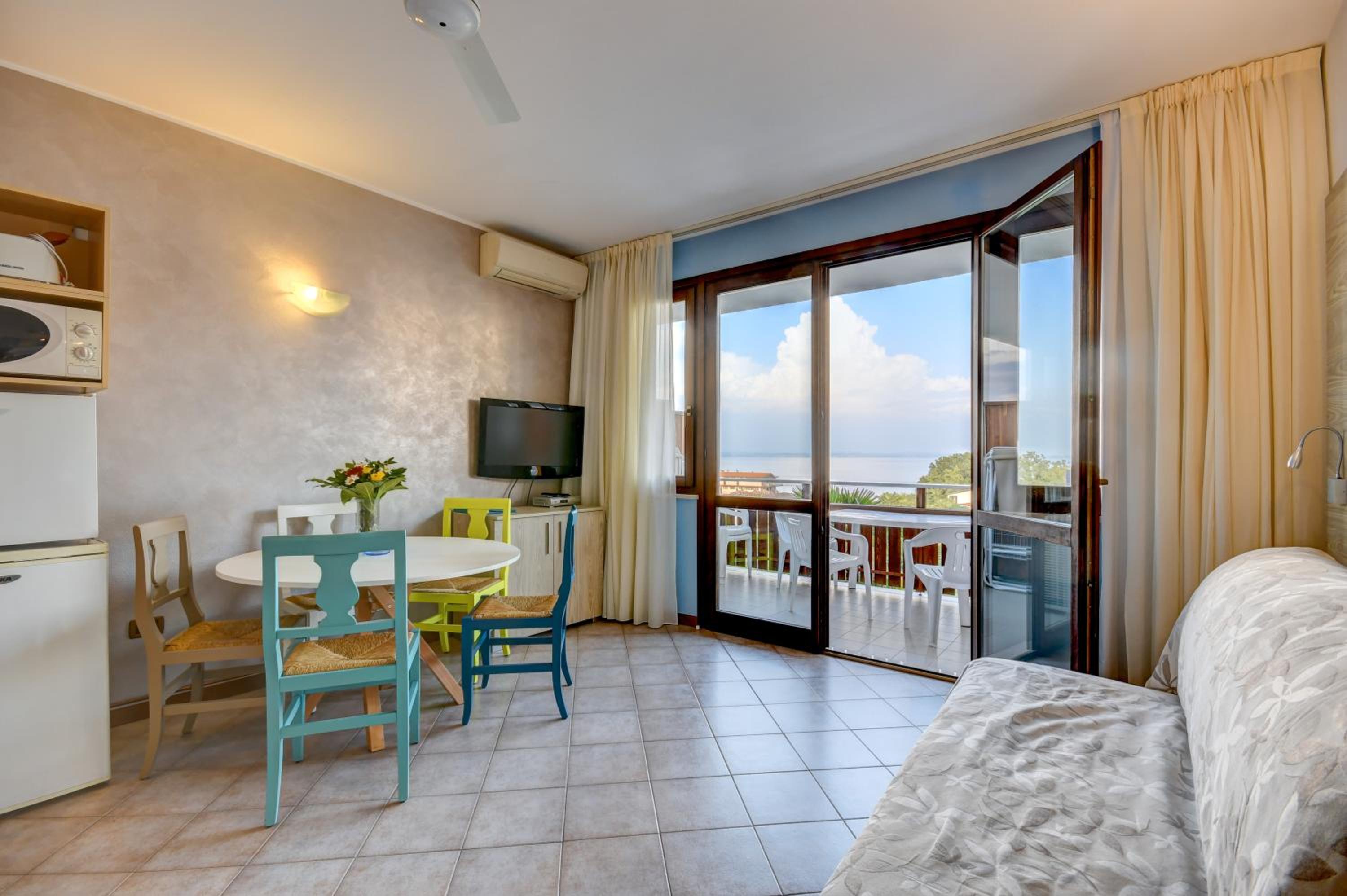 Two-Bedroom Apartment (6 Adults) with Balcony or Terrace, photo 6