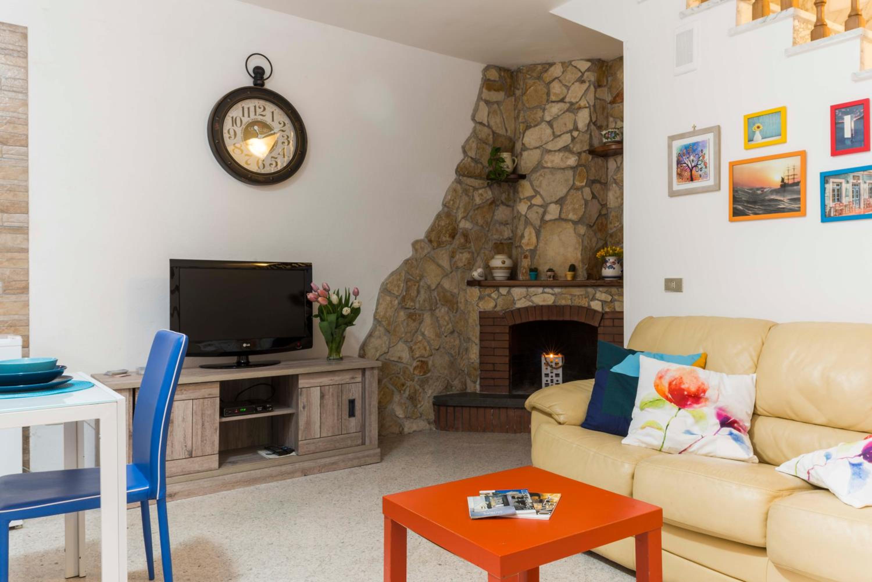 Two-Bedroom House - Split Level - Photo 3
