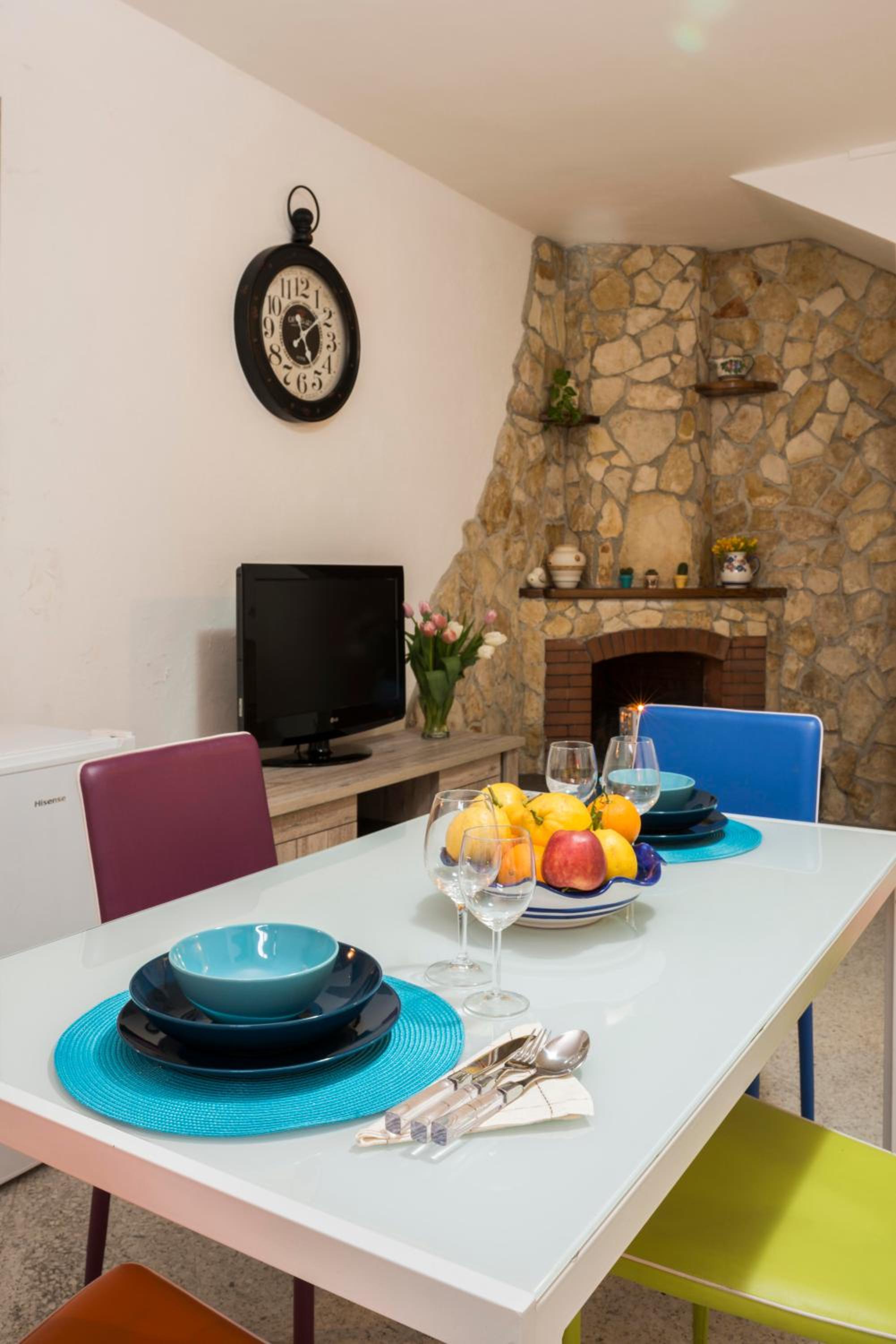 Two-Bedroom House - Split Level - Photo 2