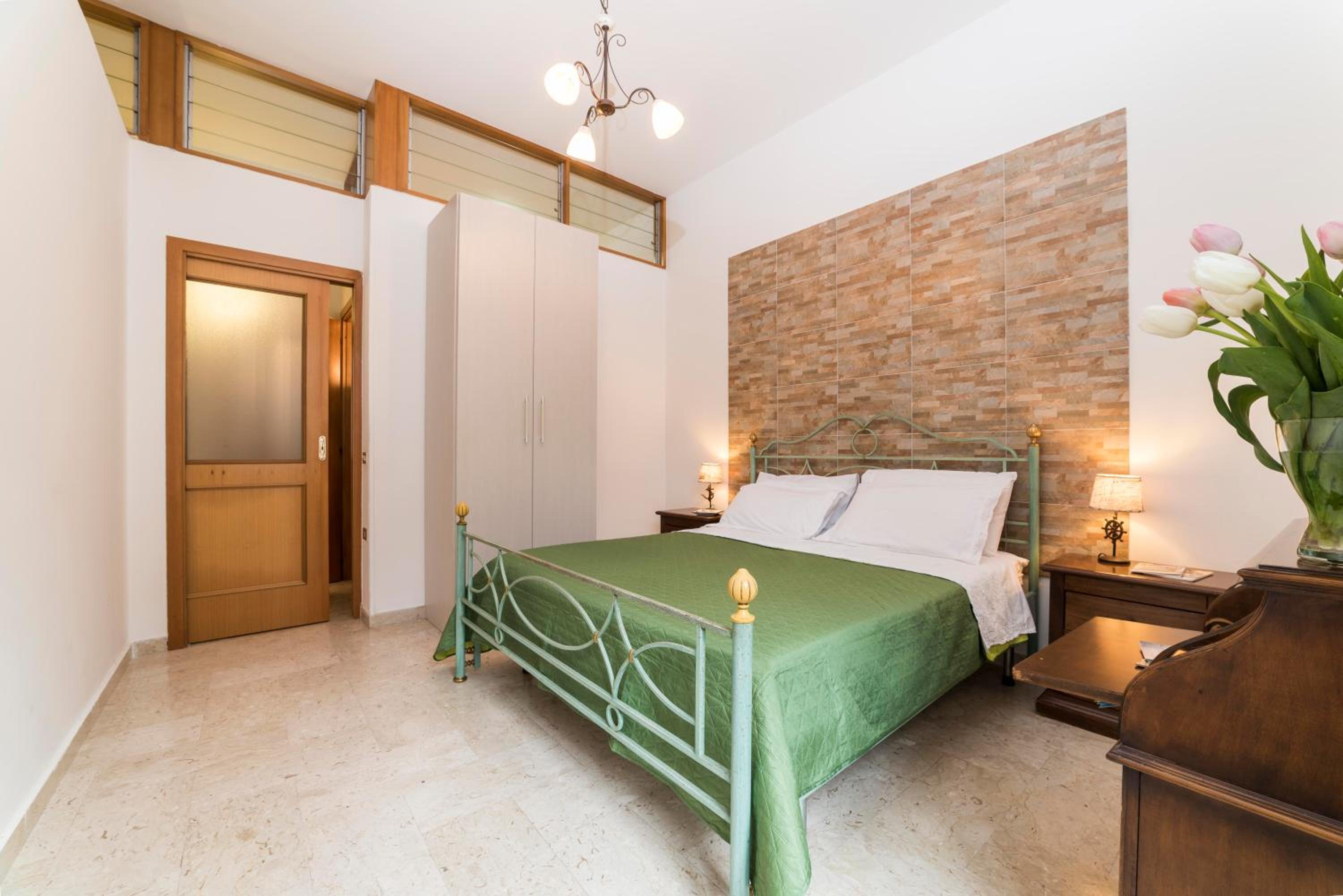 Two-Bedroom House - Split Level - Photo 18