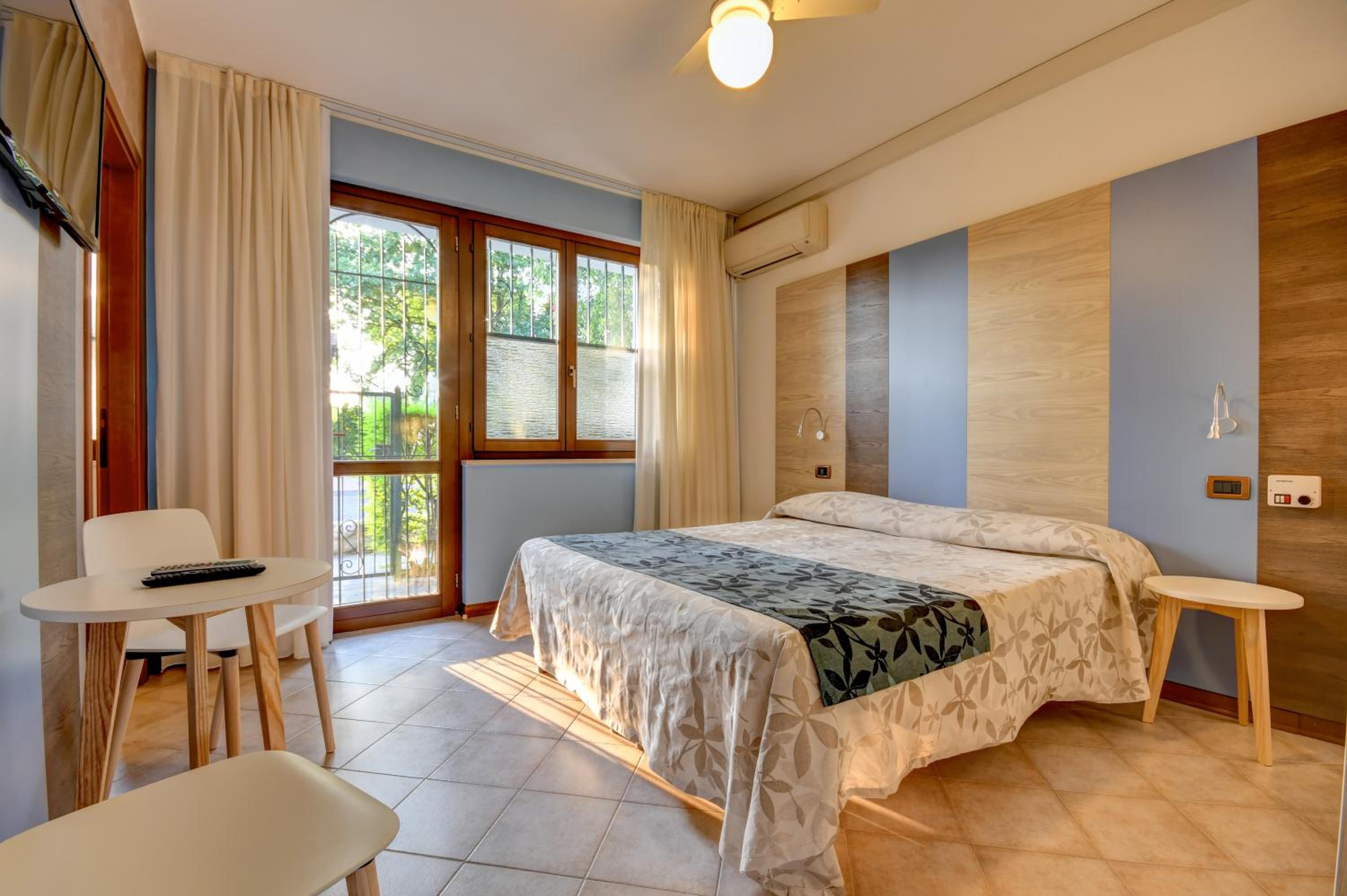 Superior Two-Bedroom Apartment (6 Adults)  with Balcony or Terrace photo 3