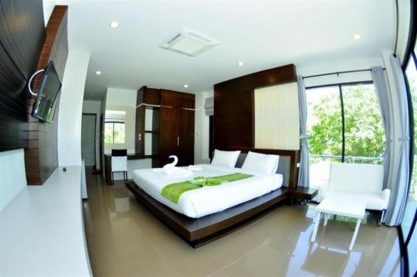 Deluxe Double Room with Side Sea View photo 2