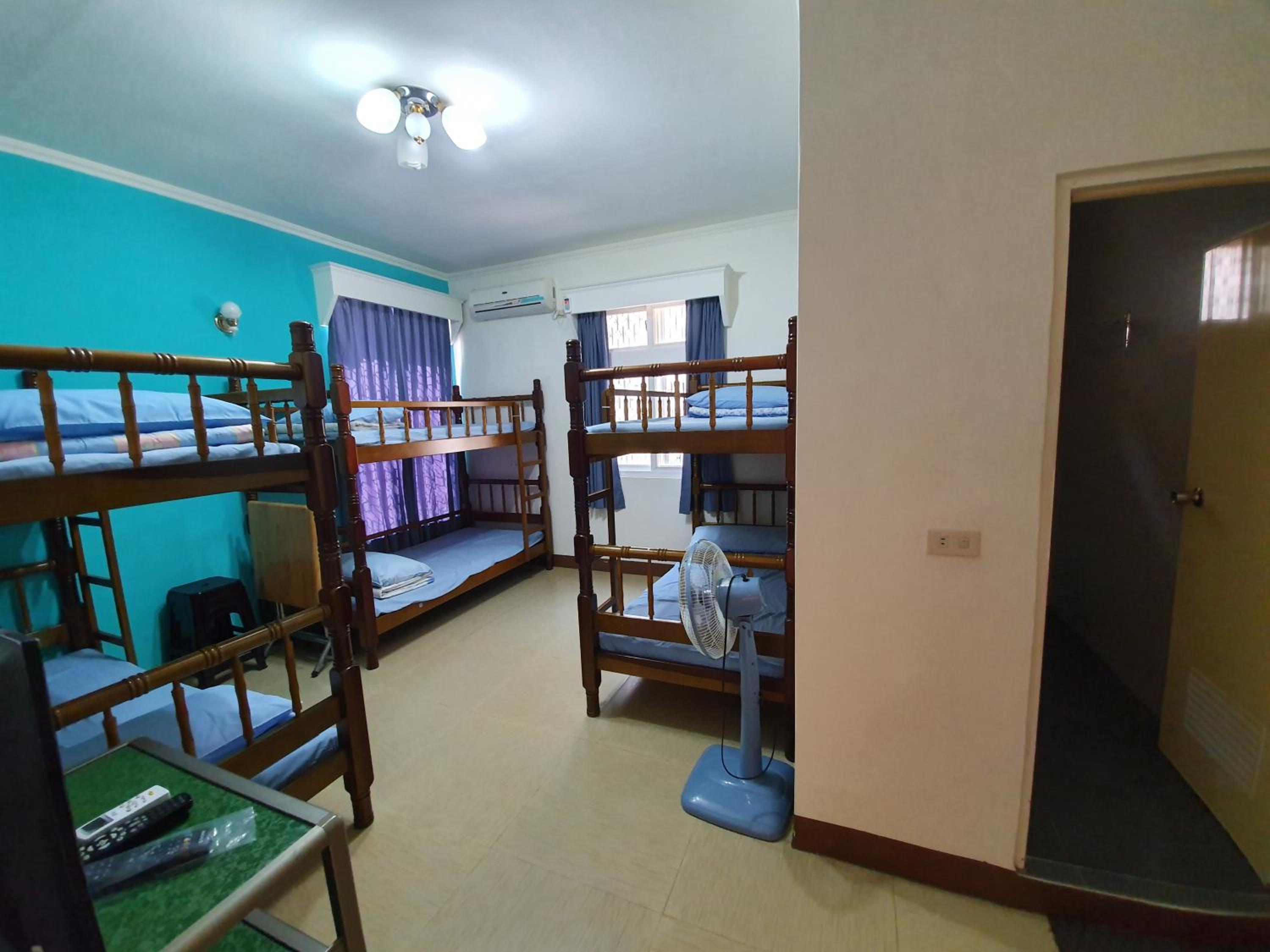 6-Bed Mixed Dormitory Room photo 1