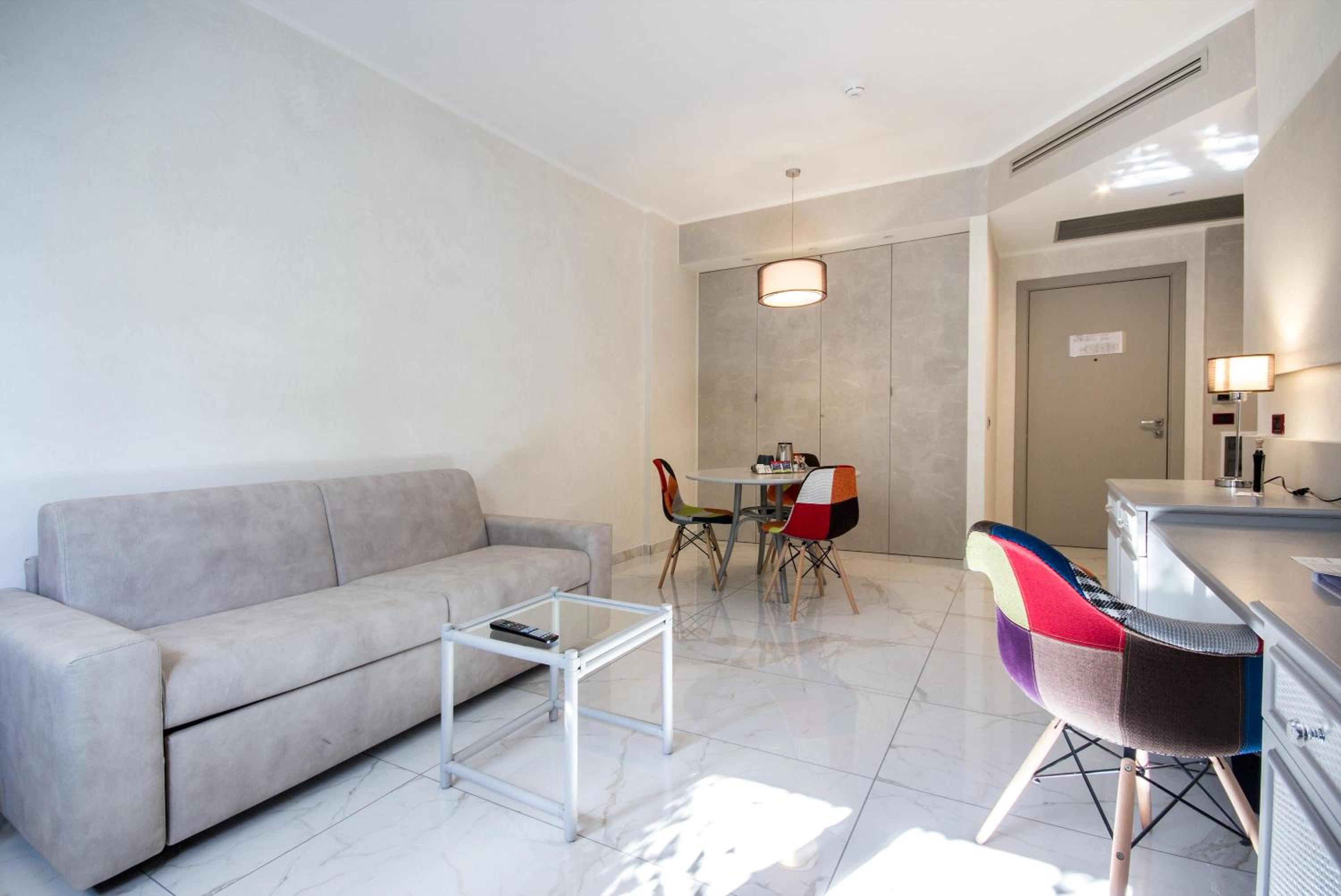 Queen Suite with Sofa Bed - Non-Smoking - Photo 3