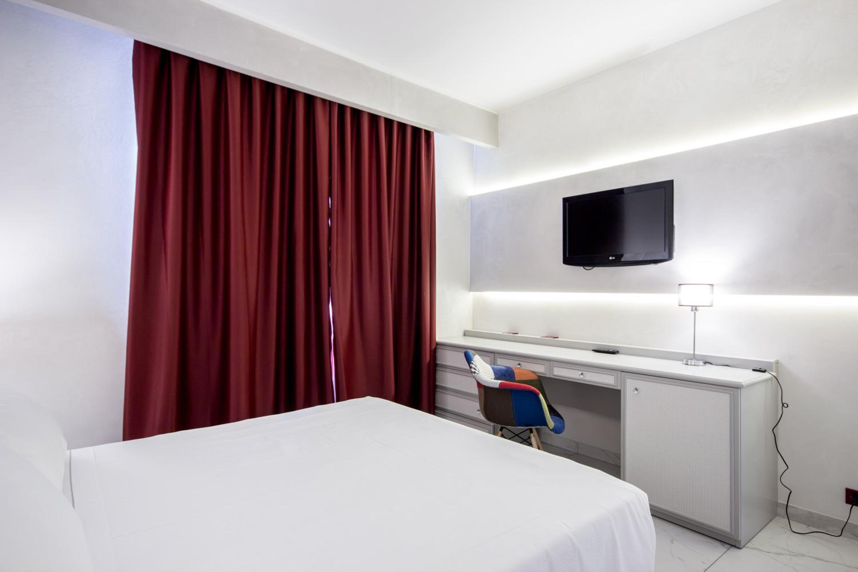 Queen Suite with Sofa Bed - Non-Smoking - Photo 2