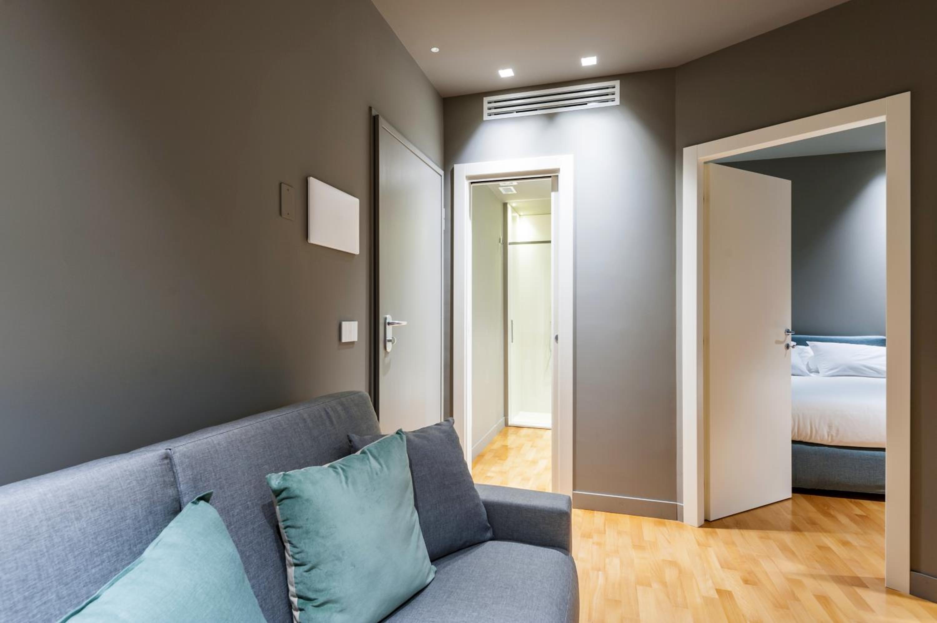 Apartment with Terrace - Photo 10