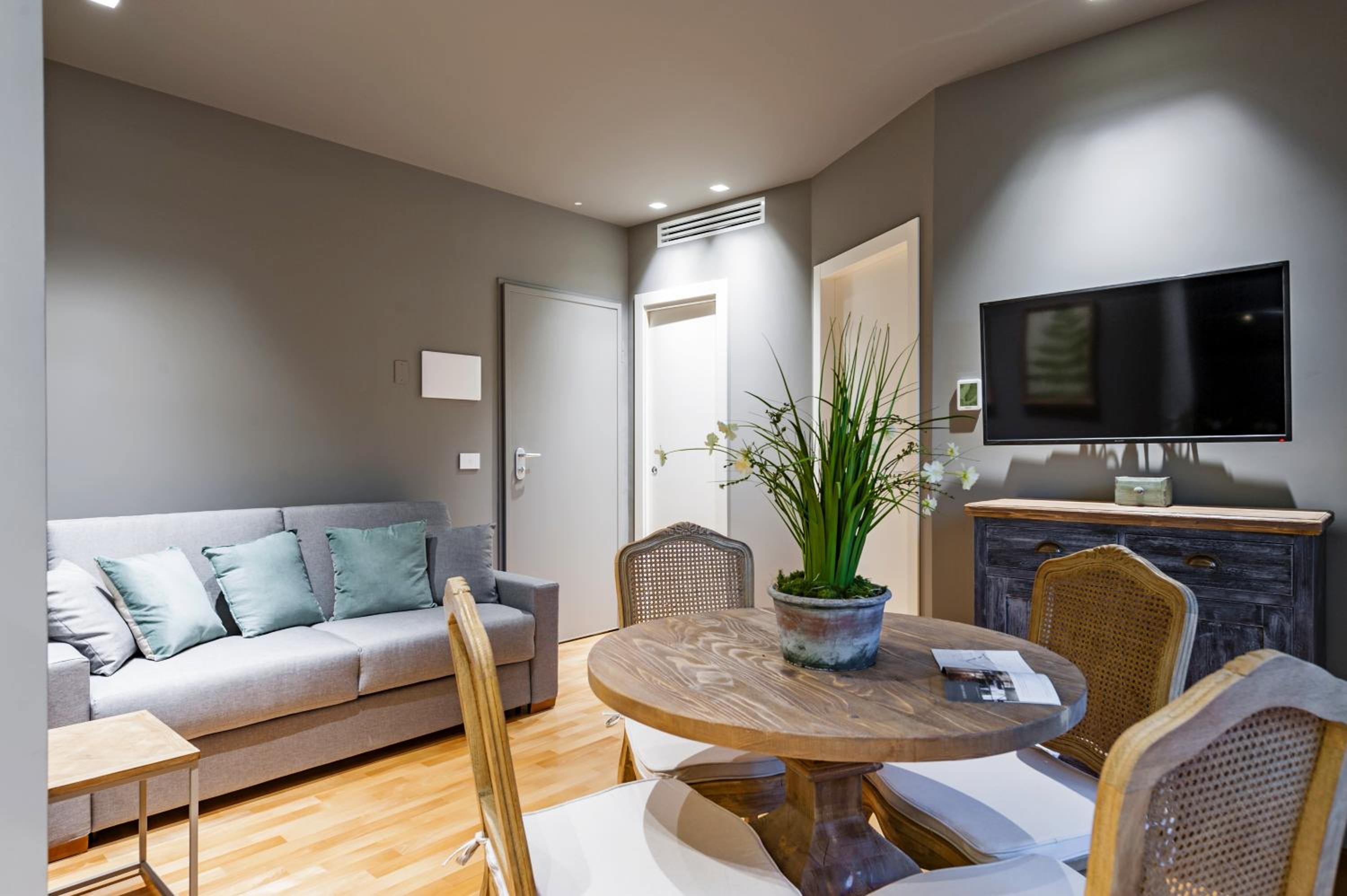 Apartment with Terrace - Photo 16