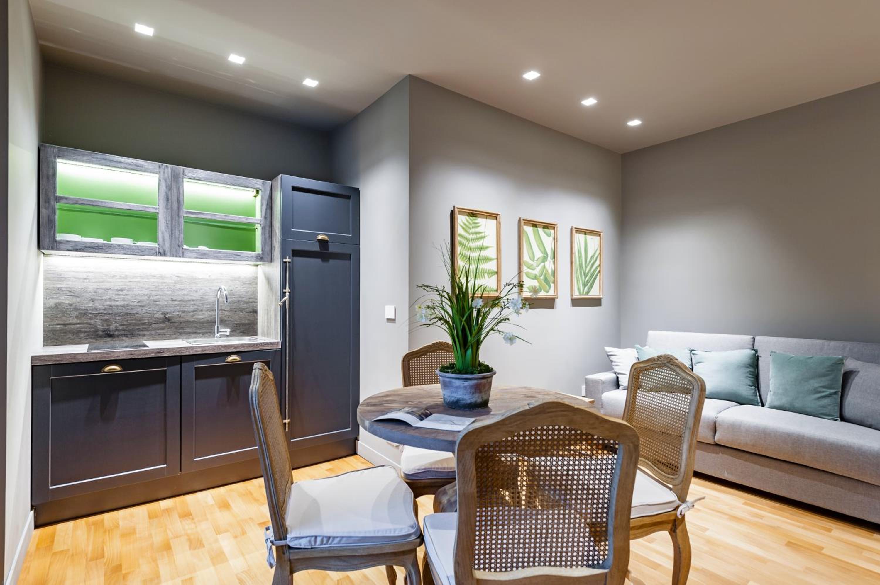 Apartment with Terrace - Photo 6