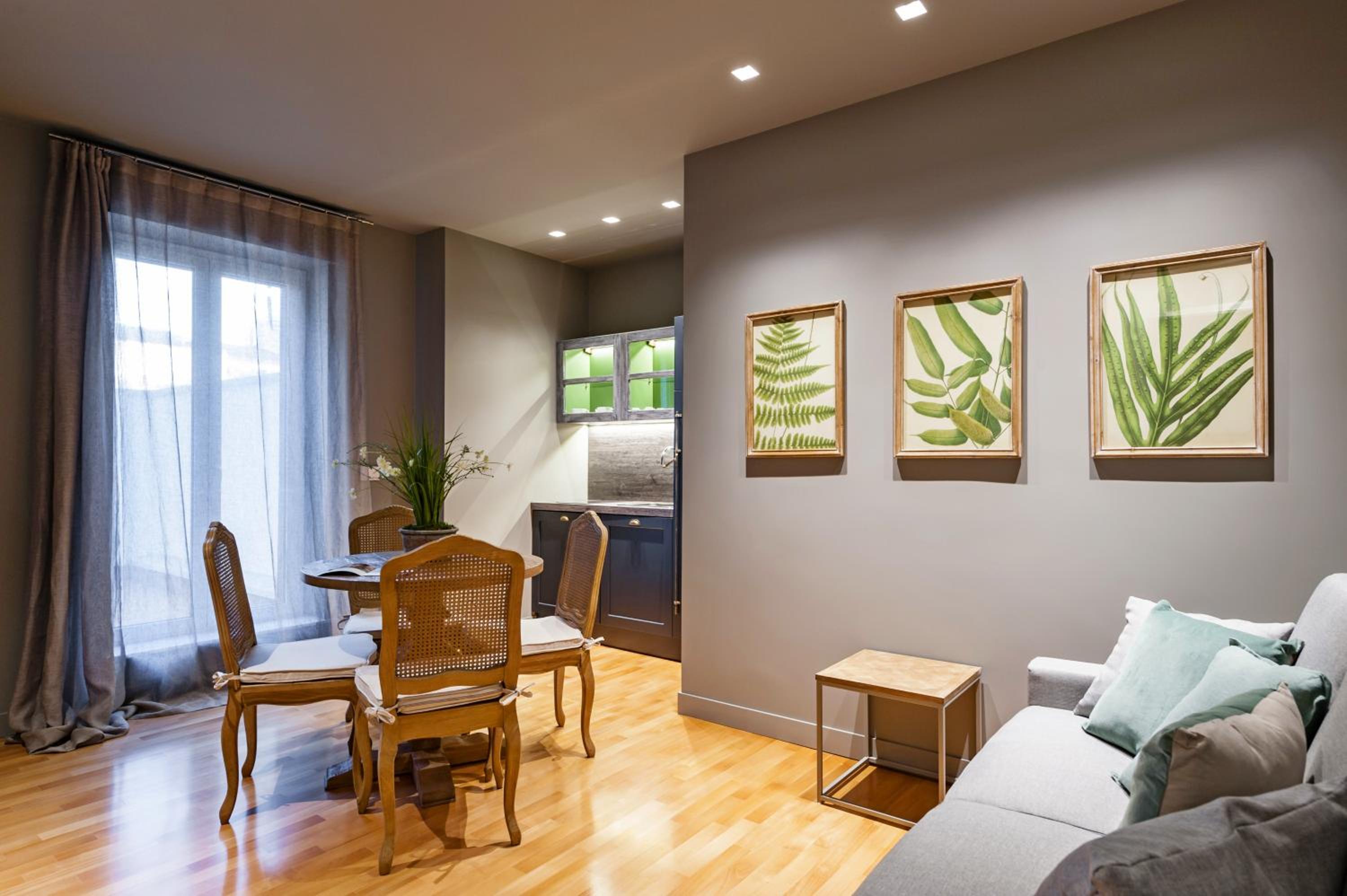 Apartment with Terrace - Photo 7