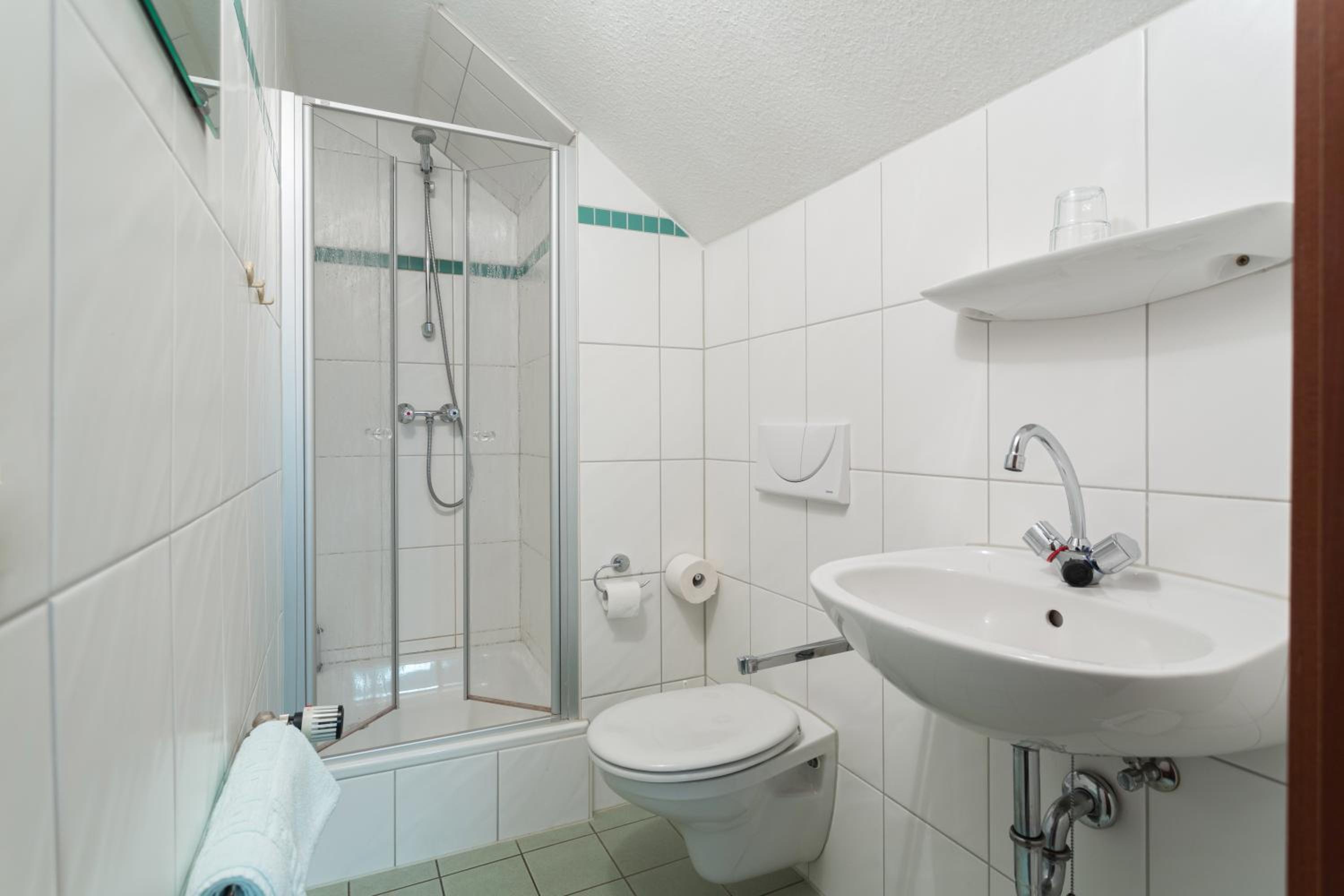 Standard Twin Room - Photo 4