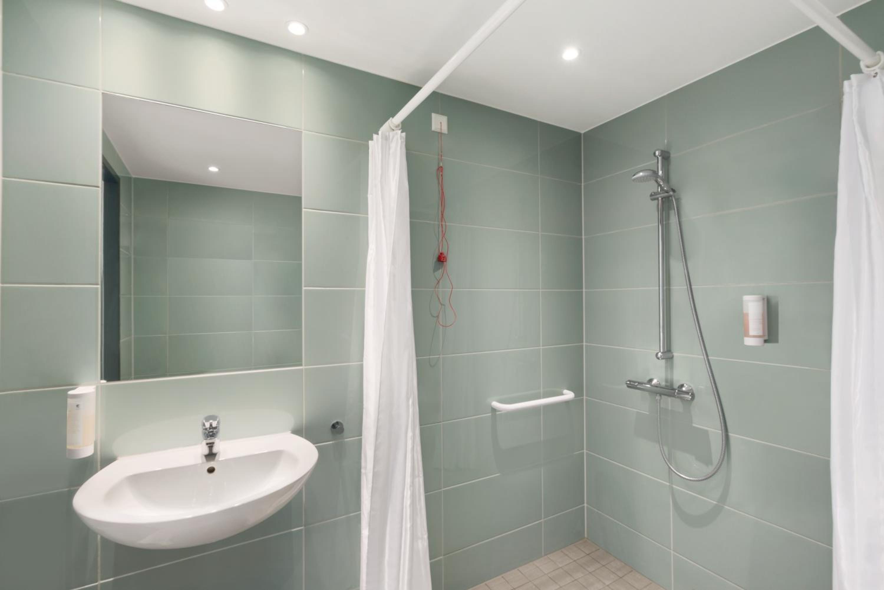 Standard Accessible Room - Photo 8