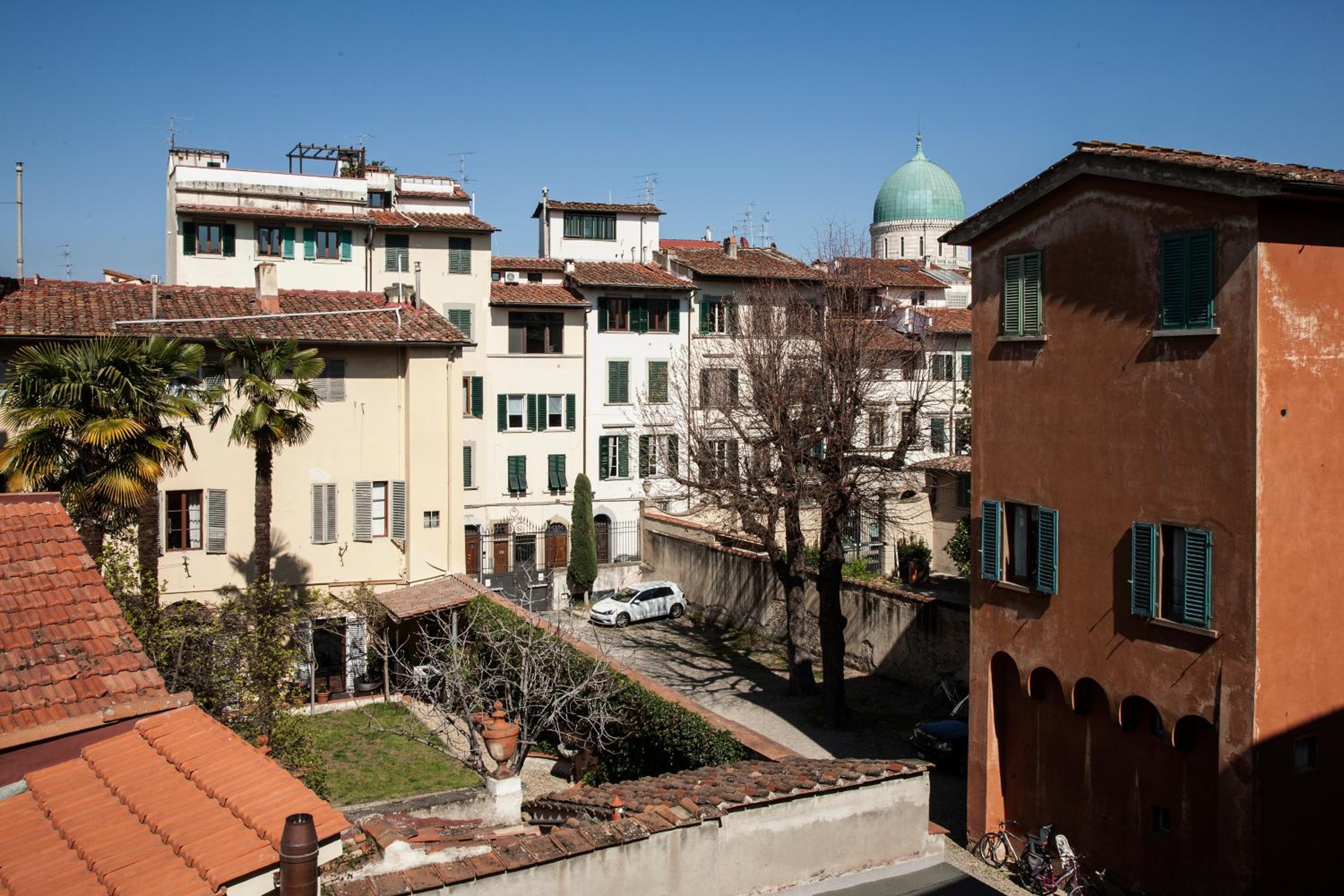 Apartment with Balcony photo 2