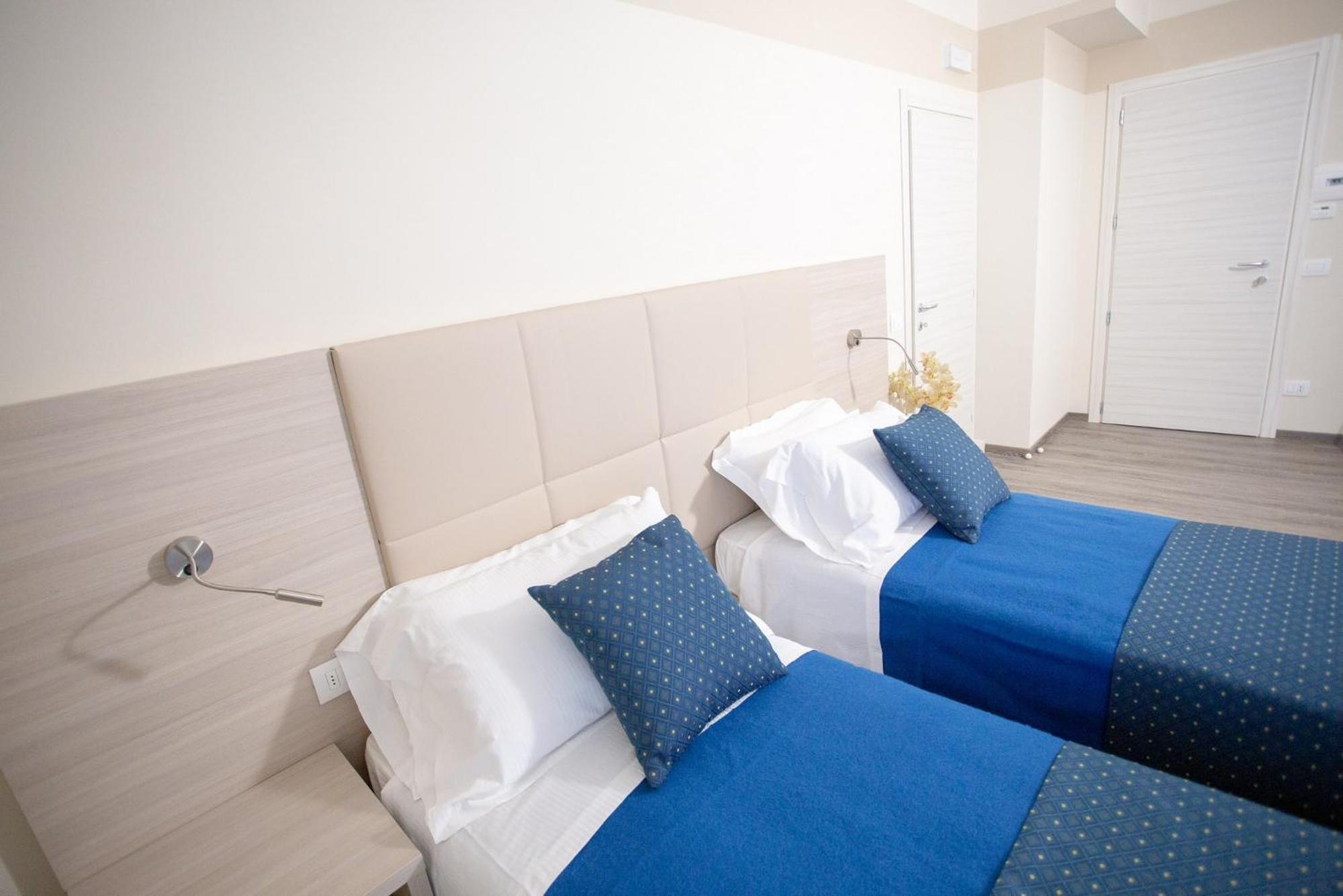 Twin Room - Disability Access photo 3