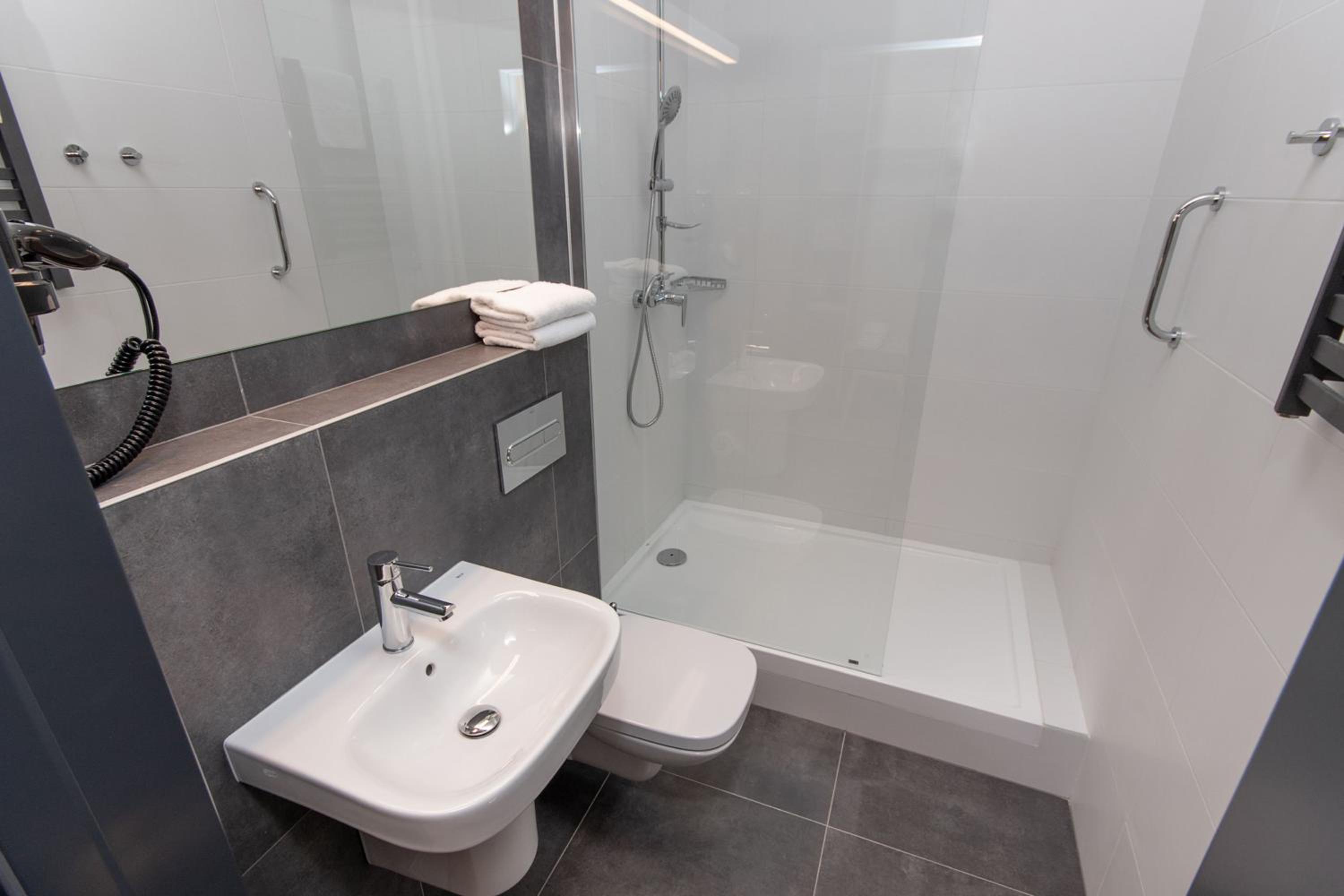 Triple Room with Private Bathroom - Photo 9