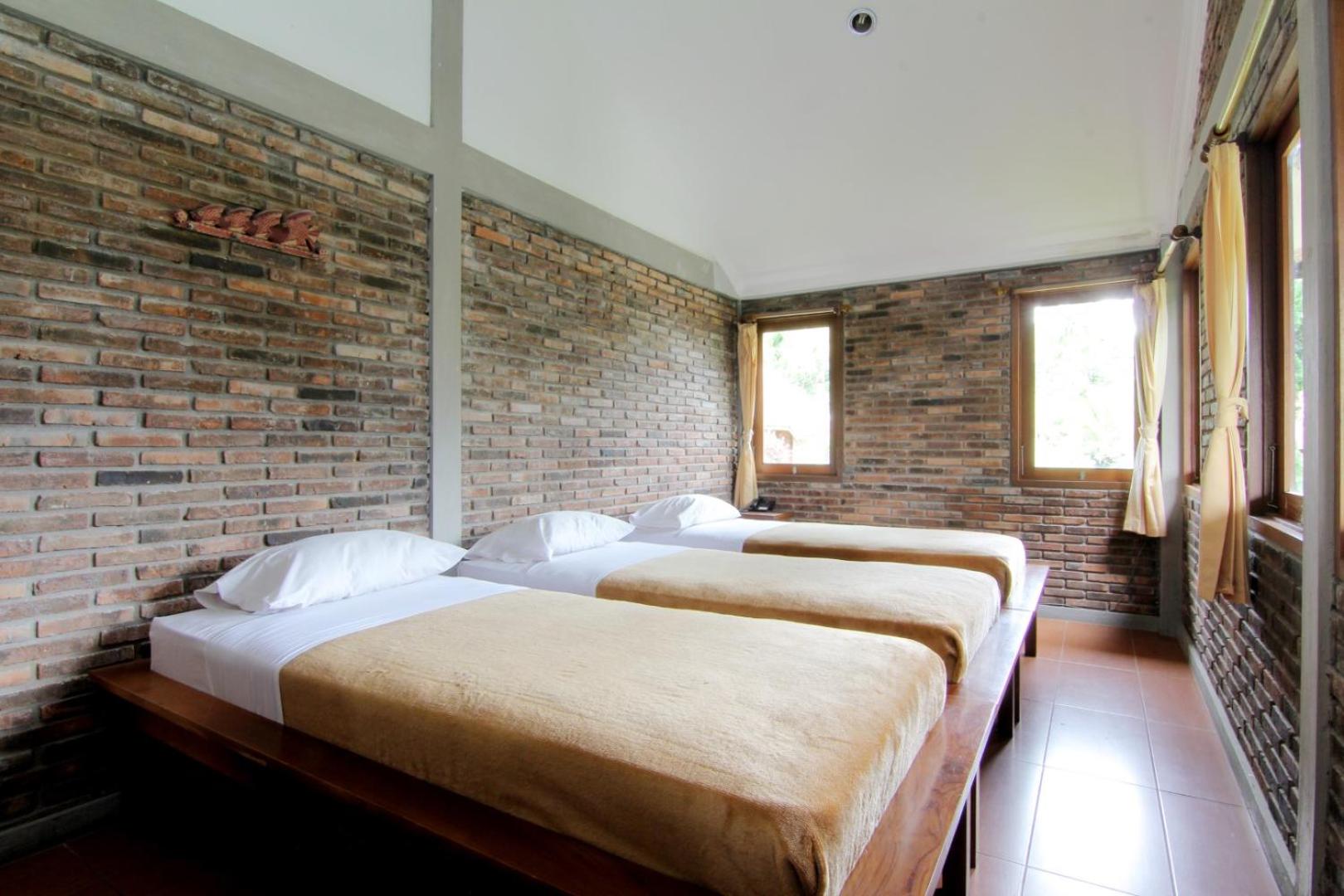 Six-Bedroom House photo 2