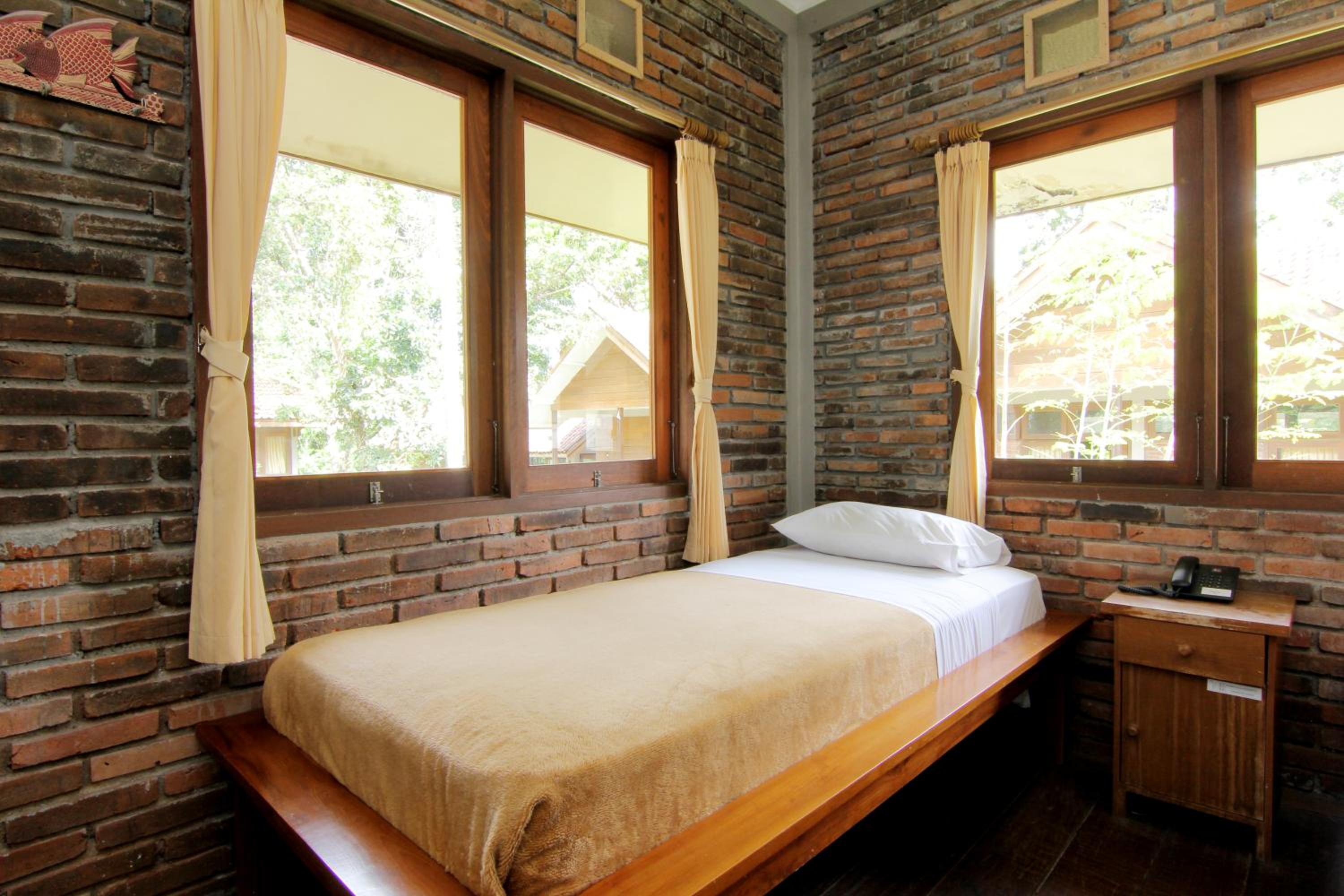 Six-Bedroom House photo 3
