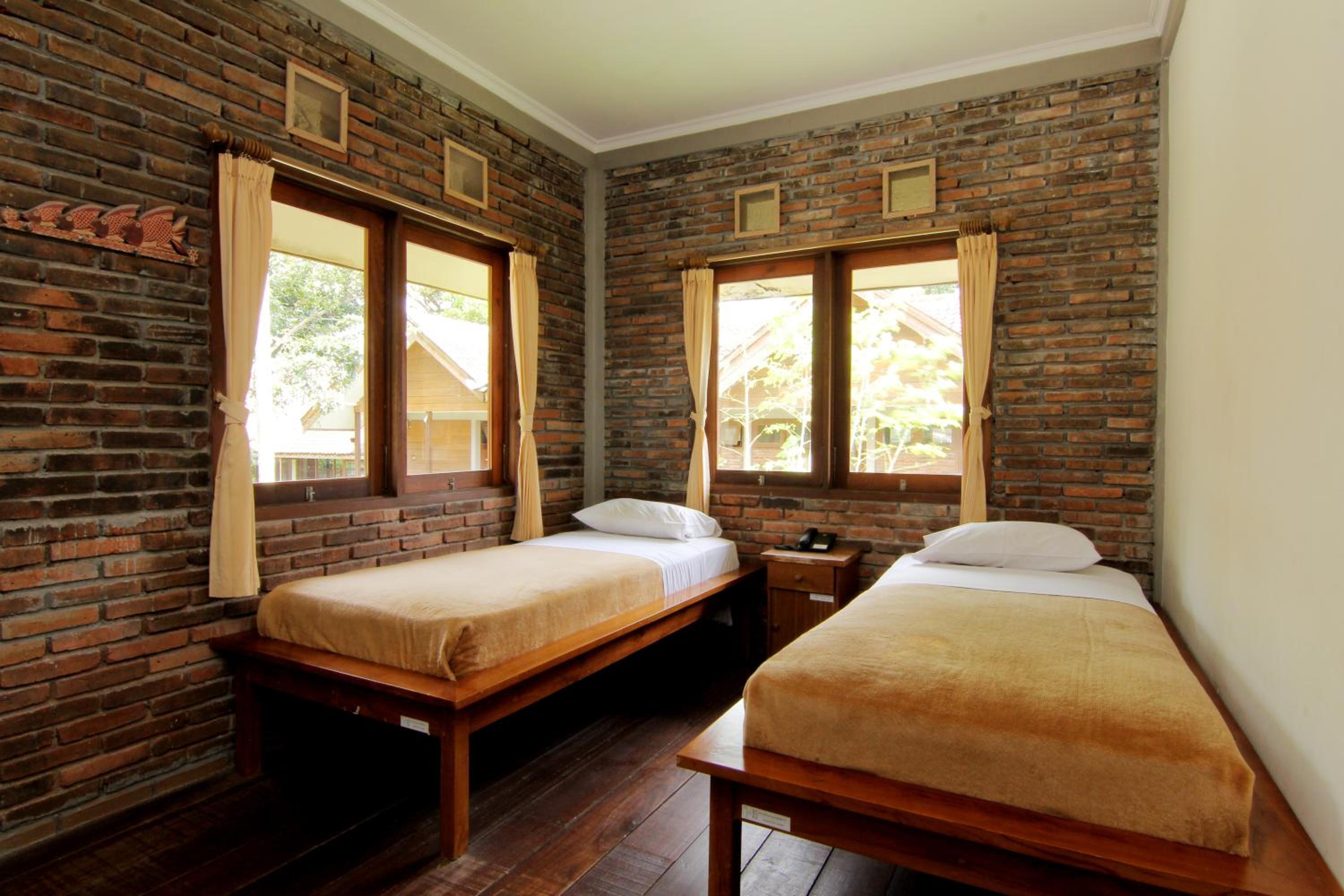 Five-Bedroom House photo 2