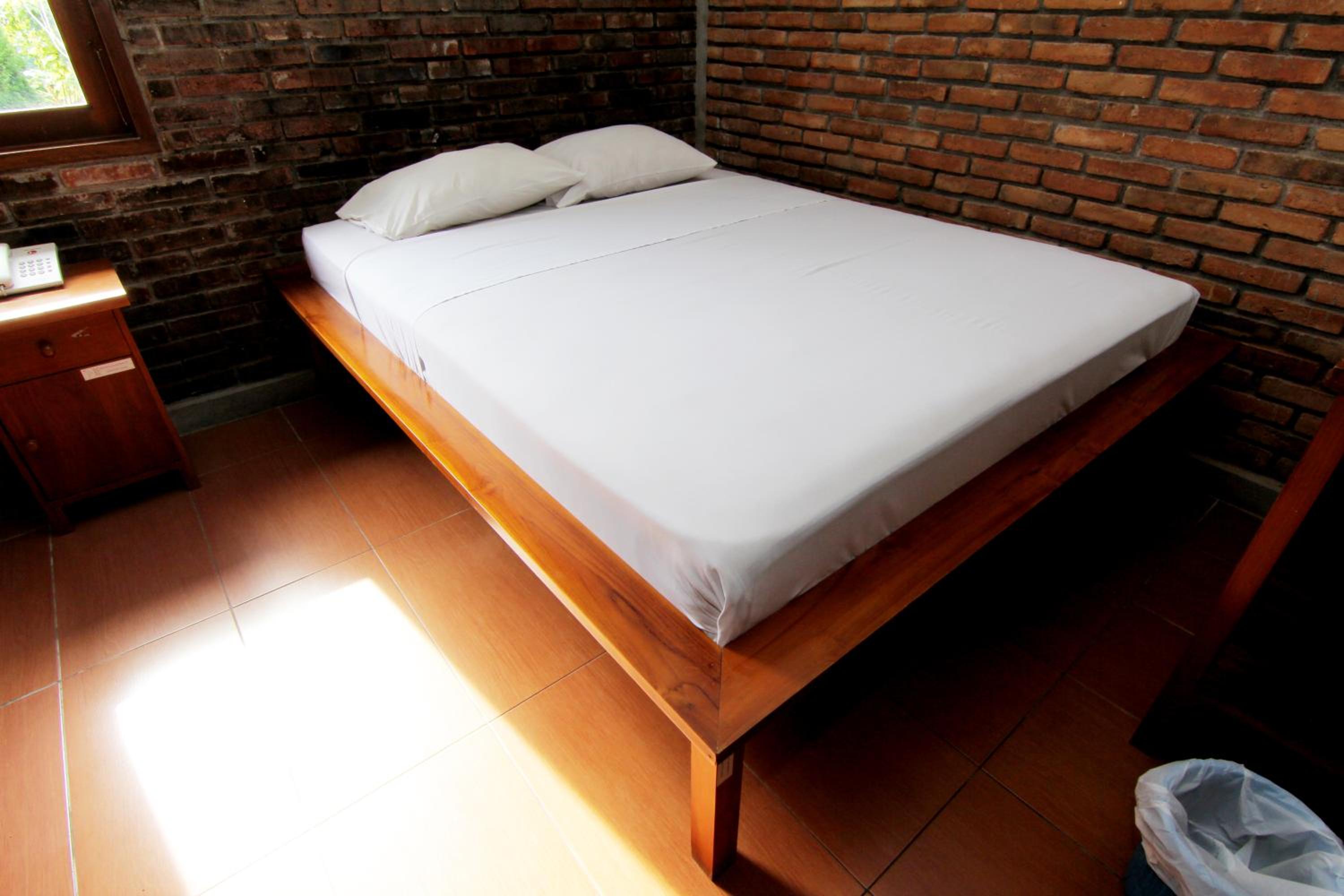 Six-Bedroom House photo 1
