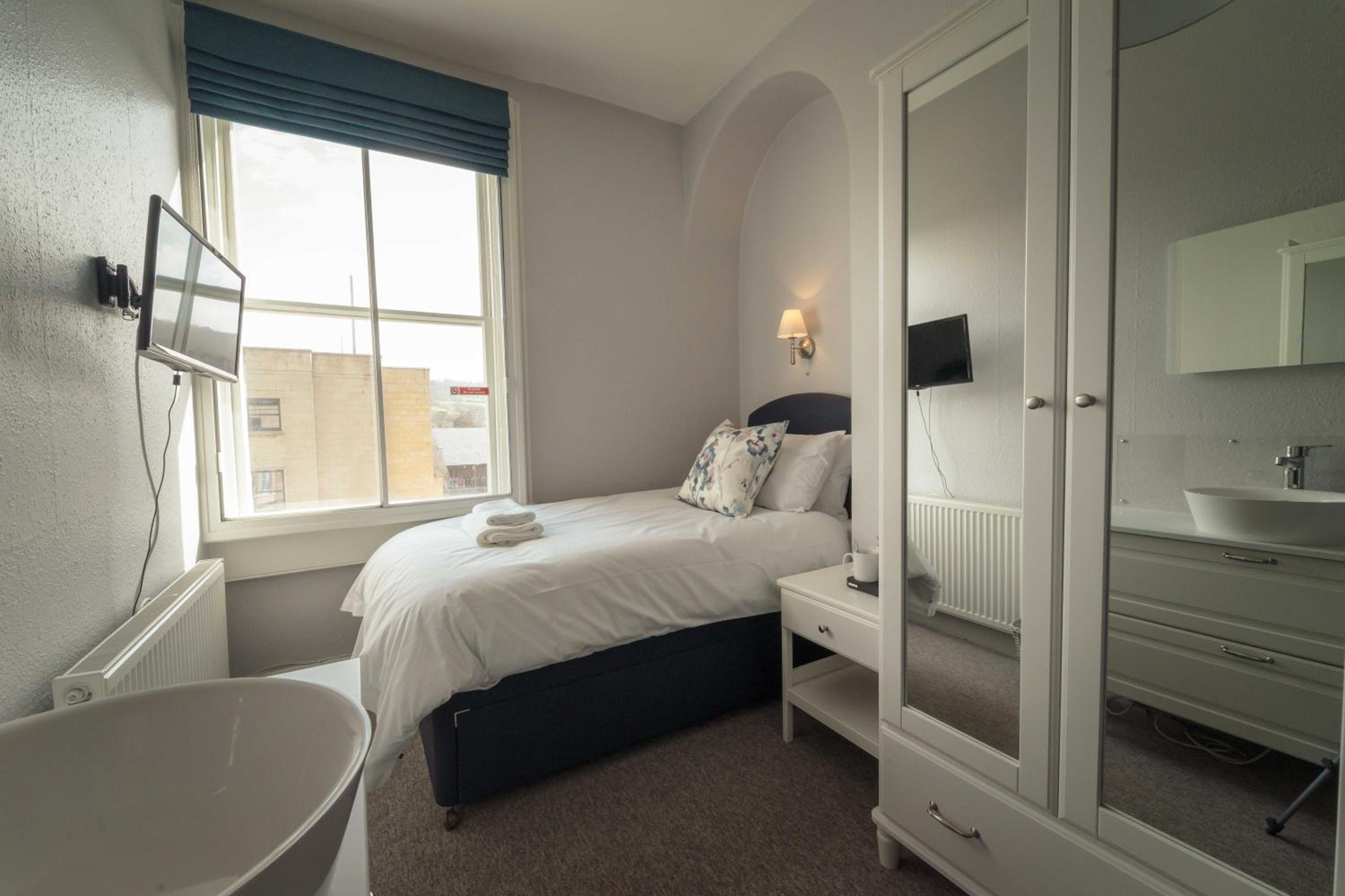 Twin Room with Shared Bathroom photo 3