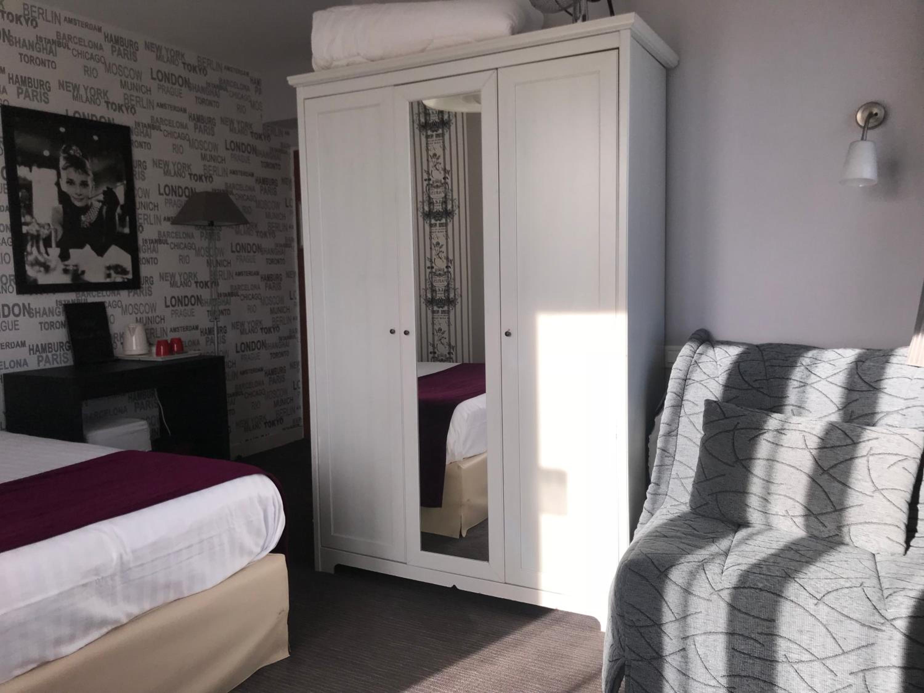 Double Room with Extra Bed and Balcony - Photo 3