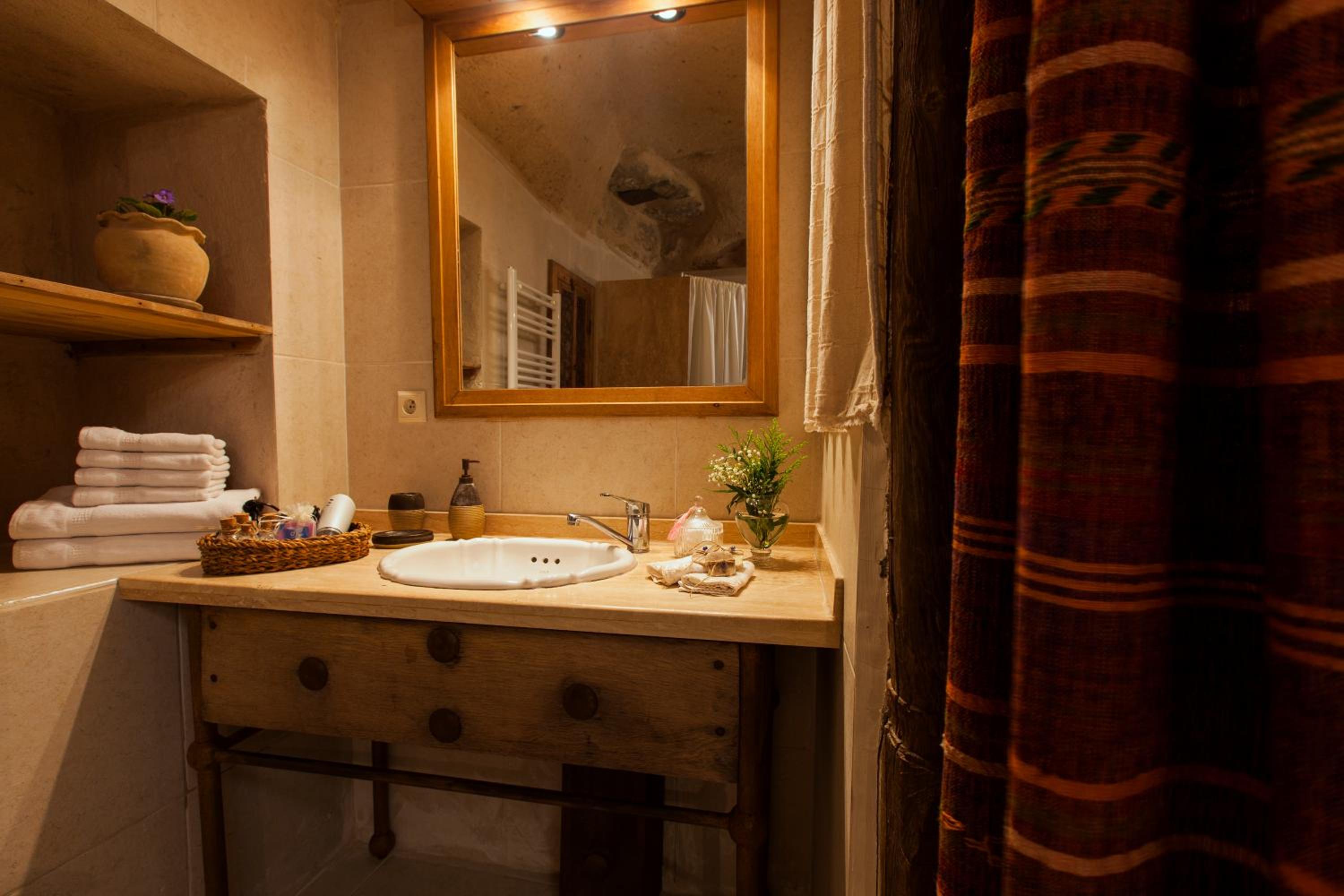 Deluxe Double Room - Photo 12