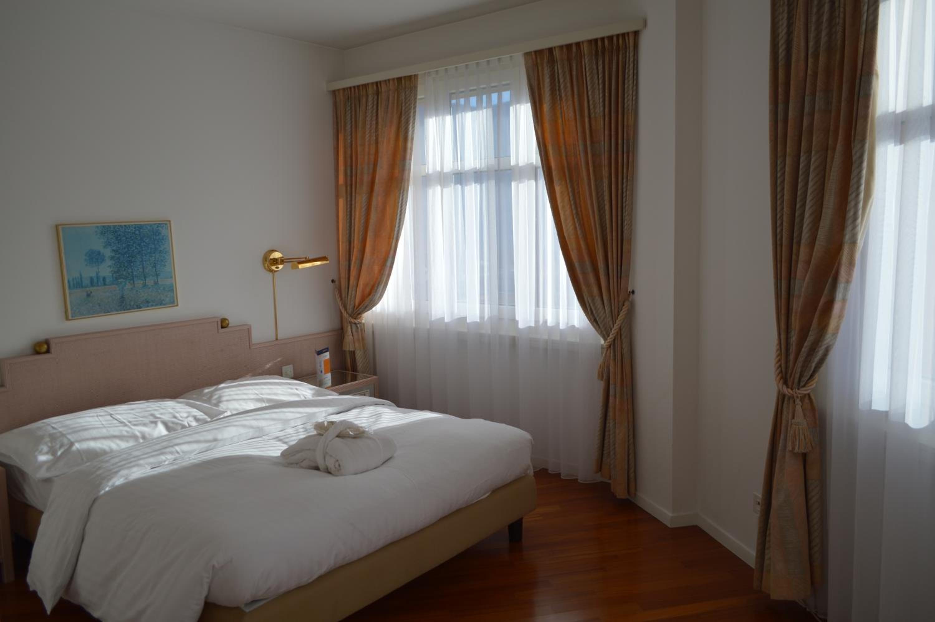 Premium Suite With Lake View - Photo 3