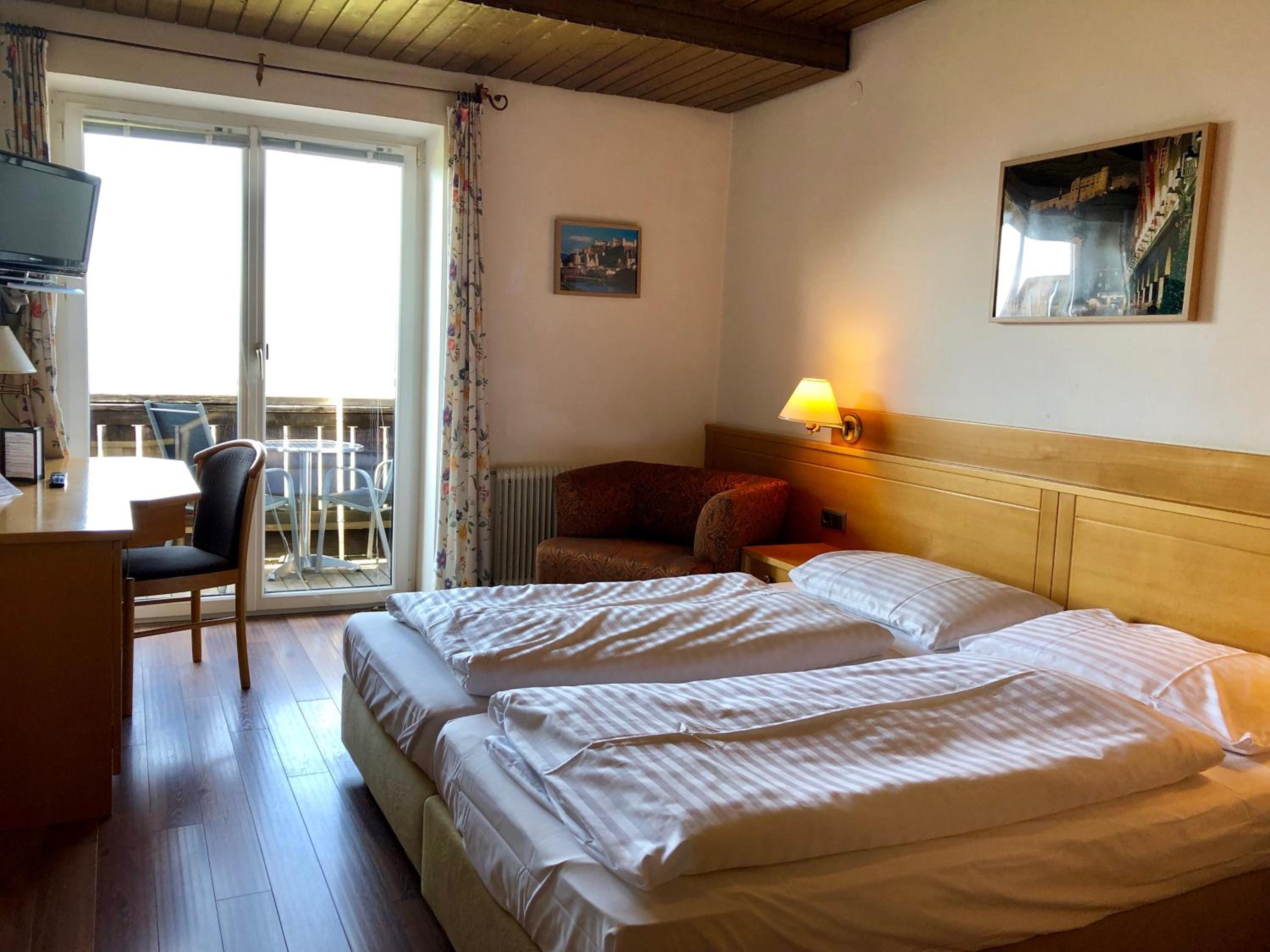 Double Room with Balcony and City View - Photo 2