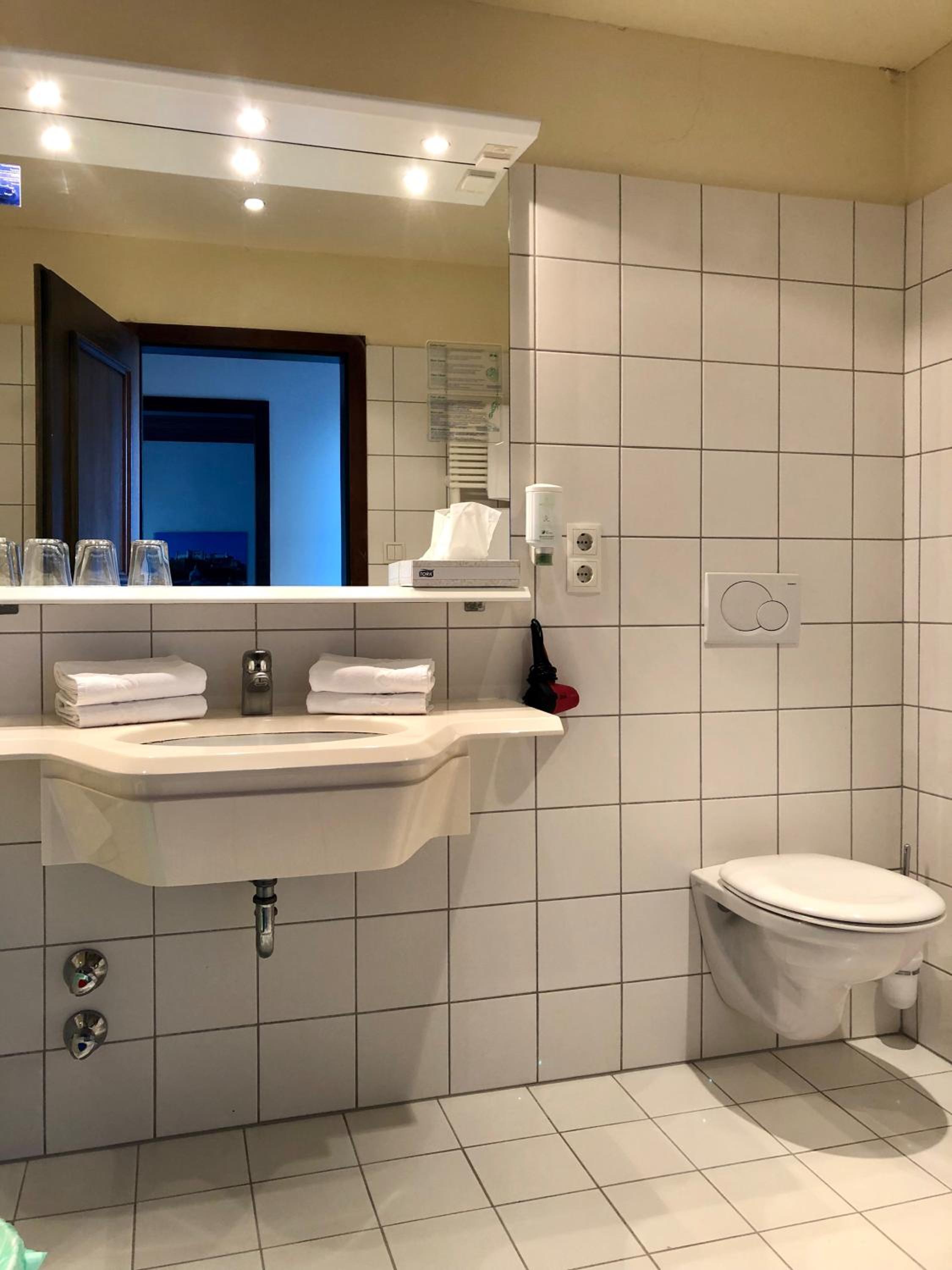 Double Room with Balcony and City View - Photo 6