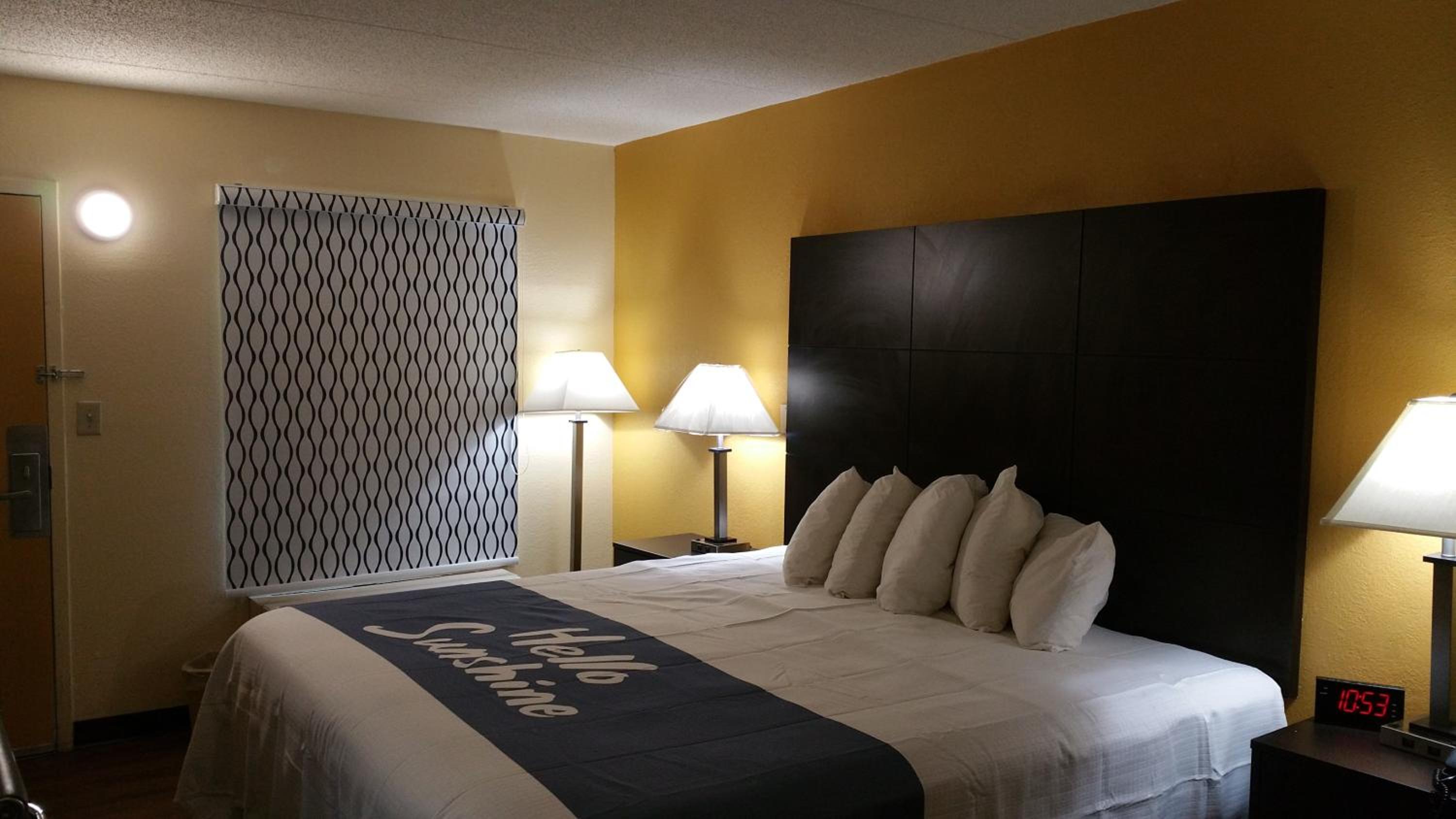 King Room - Non-Smoking - Photo 2