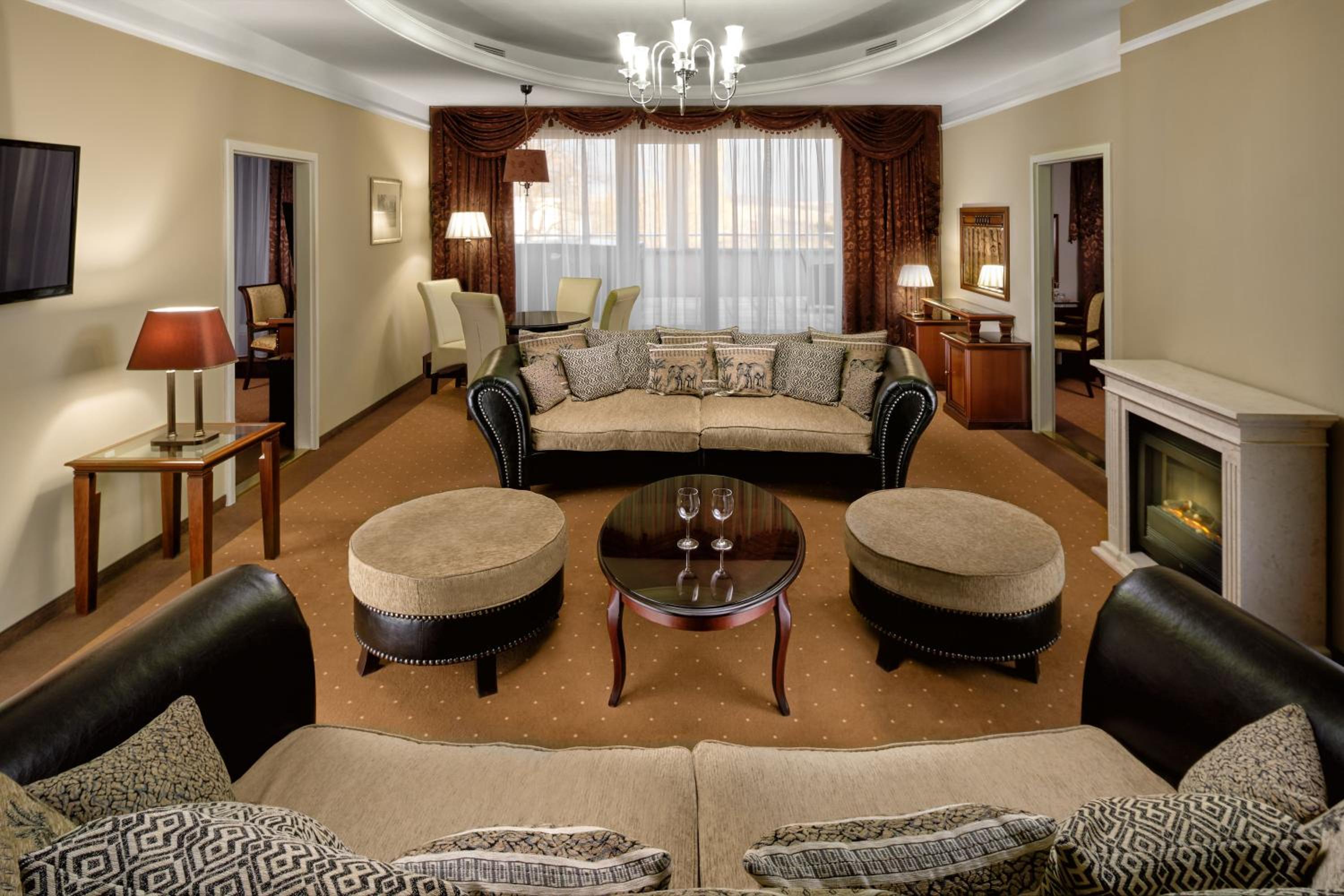 Royal suite (with two bedrooms) – Manor House photo 3
