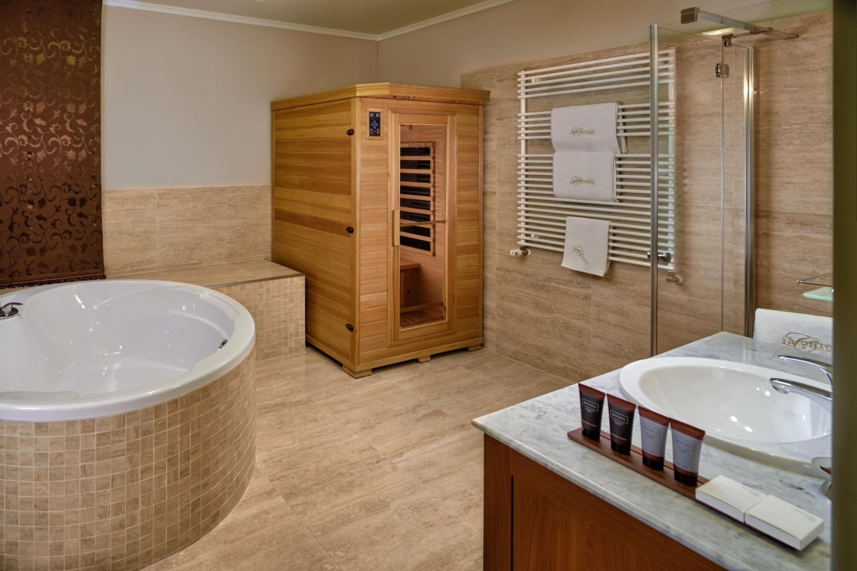 Royal suite (with two bedrooms) – Manor House photo 2