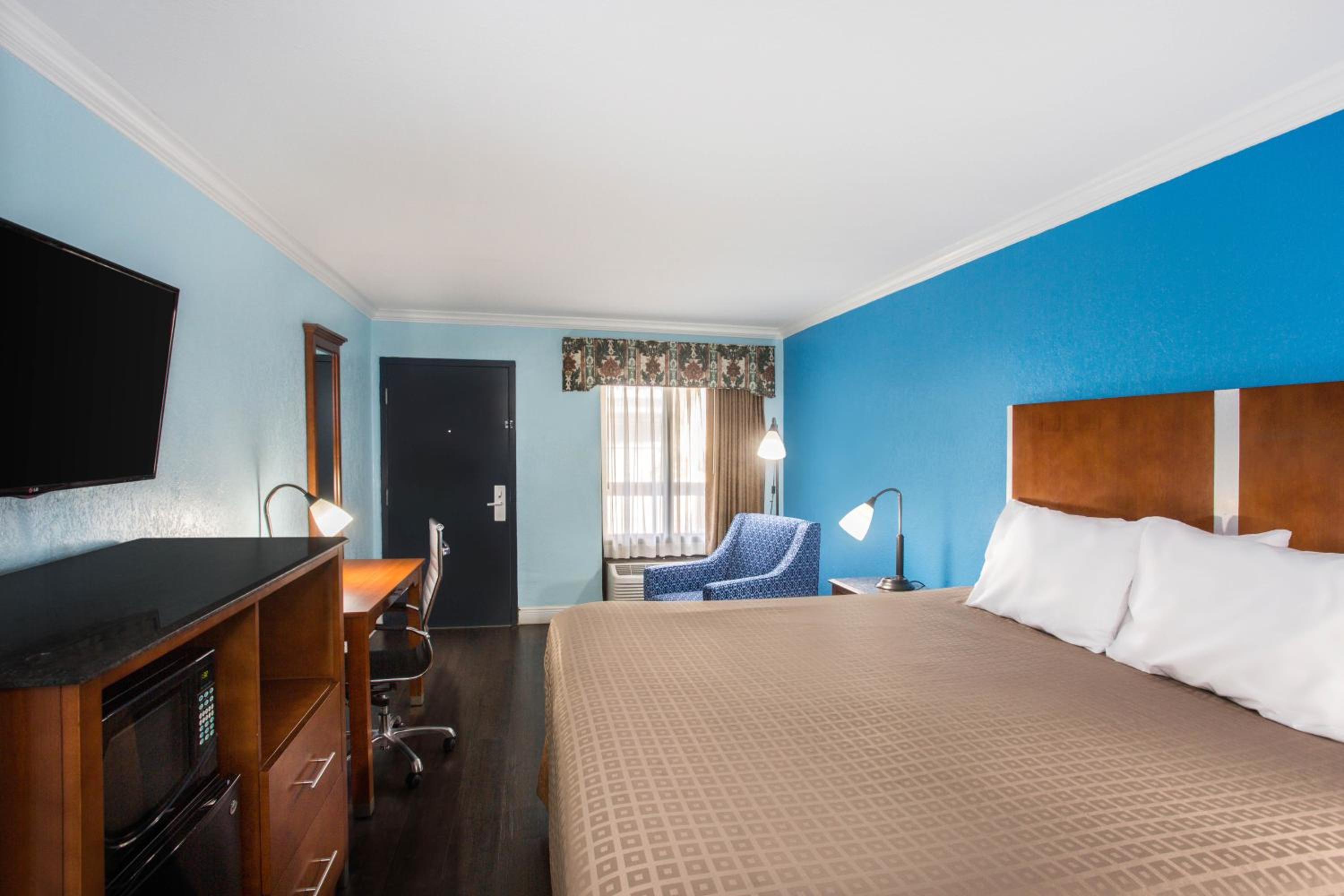 King Room - Non-Smoking - Photo 4