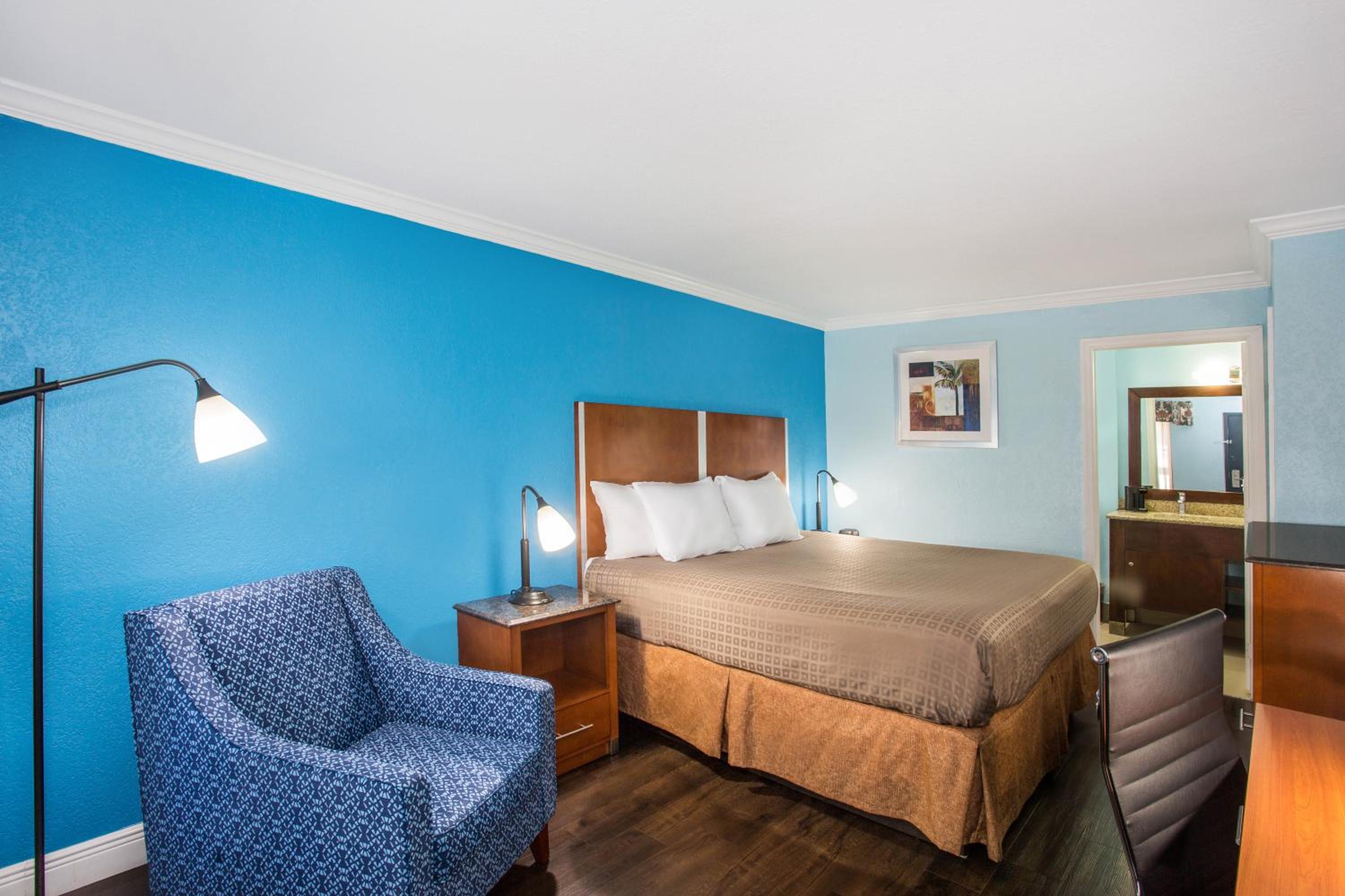 King Room - Non-Smoking - Photo 3